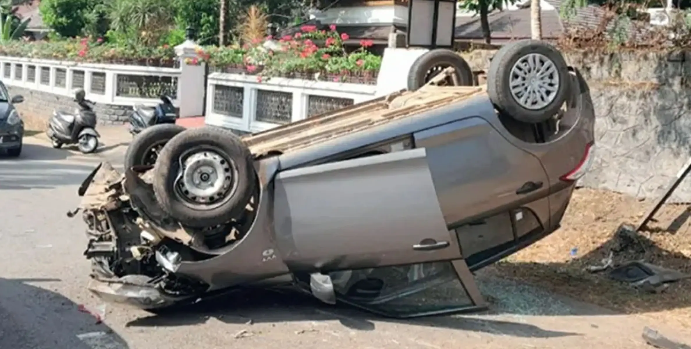 #accident | കാർ വൈദ്യുതിത്തൂണിൽ ഇടിച്ച് മറിഞ്ഞ്‌ യാത്രക്കാർക്ക് പരിക്ക്‌