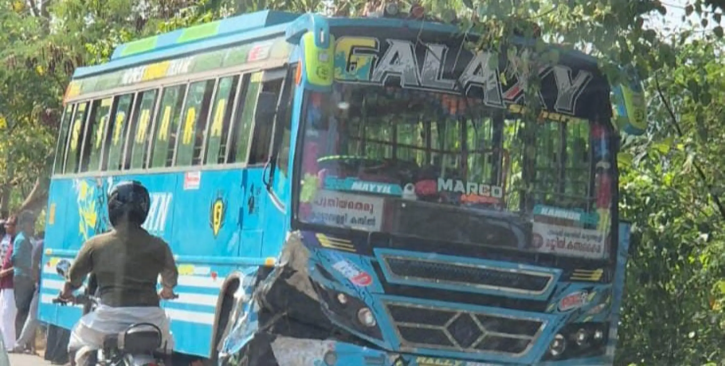 കണ്ണൂർ കാട്ടാമ്പള്ളി പാലത്തിന് സമീപം ബസ്സും കാറും കൂട്ടിയിടിച്ച് അപകടം