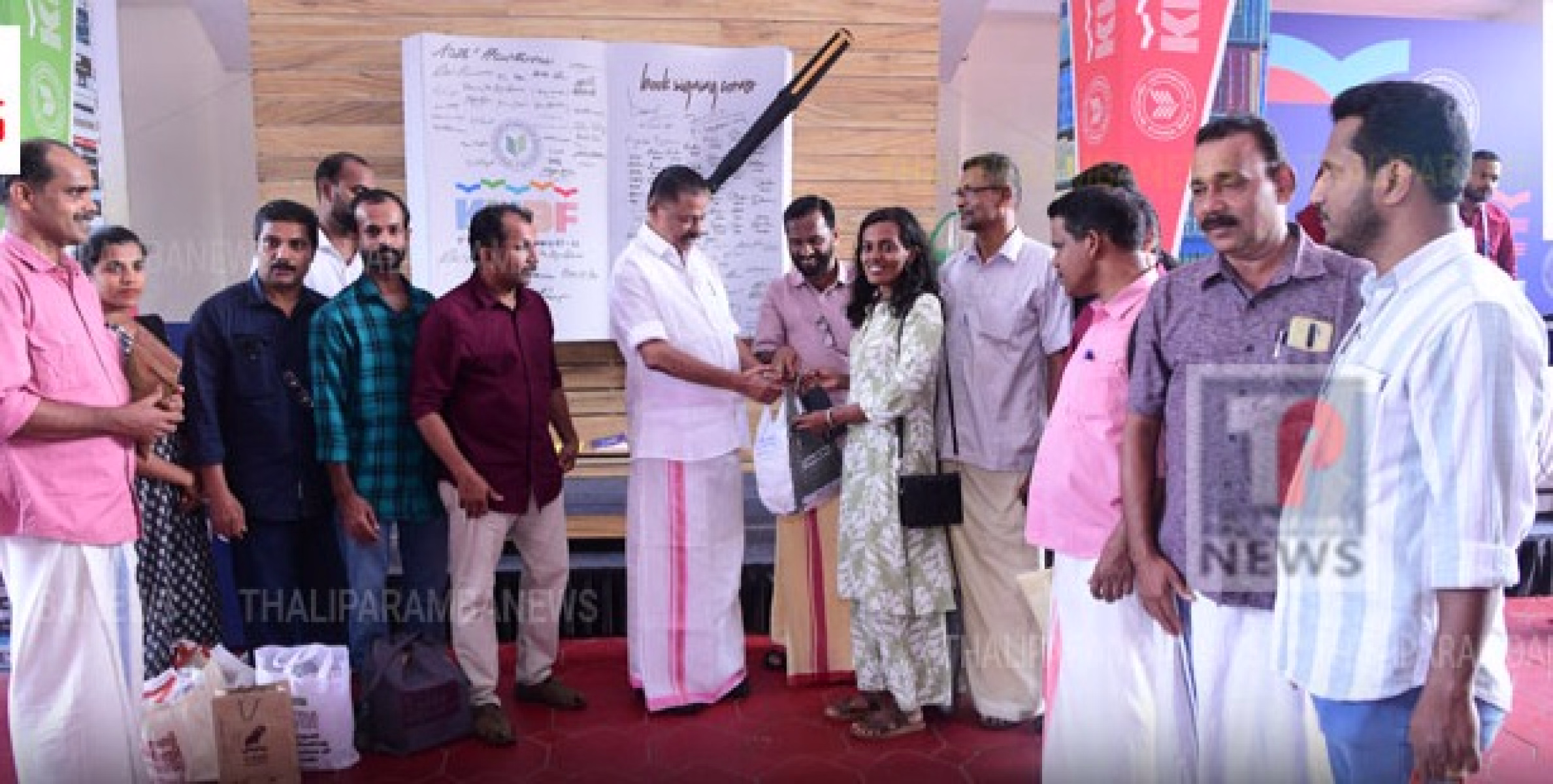 തളിപ്പറമ്പ് മണ്ഡലത്തിലെ 15 ഗ്രന്ഥശാലകൾക്ക് മൂന്ന് ലക്ഷം രൂപയുടെ പുസ്തകങ്ങൾ കൈമാറി എം വി ഗോവിന്ദൻ മാസ്റ്റർ എം എൽ എ