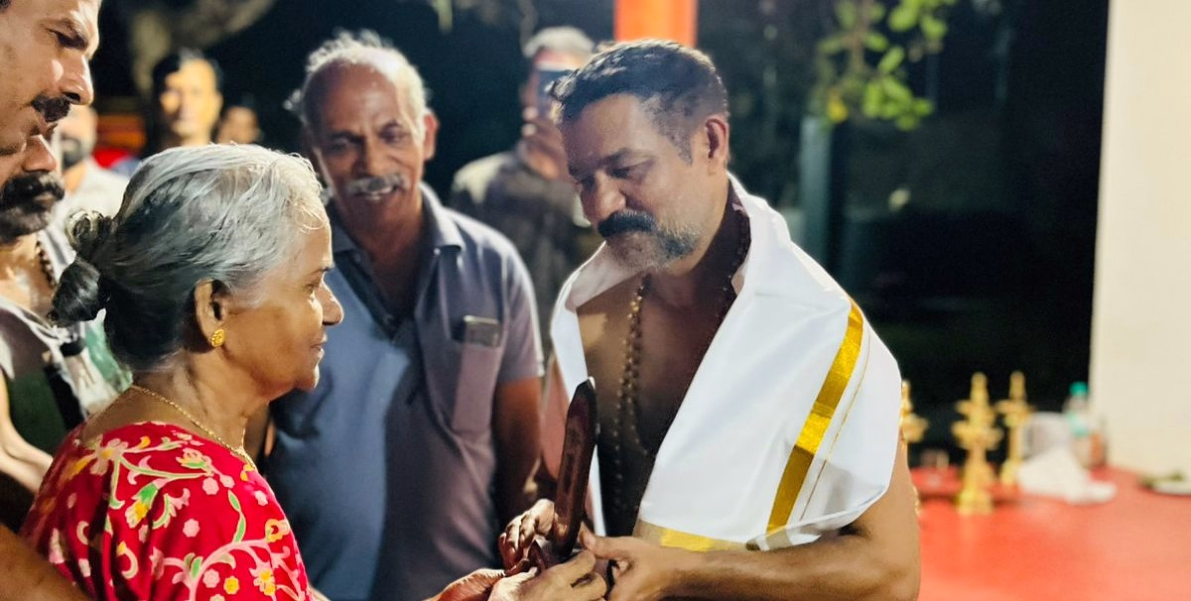ലിഫ്റ്റിൽ കുഴഞ്ഞുവീണ രോഗിക്ക് സമയോചിതമായ ഇടപെടലിലൂടെ പുതുജീവൻ നൽകിയ സന്തോഷിനെ ആദരിച്ചു