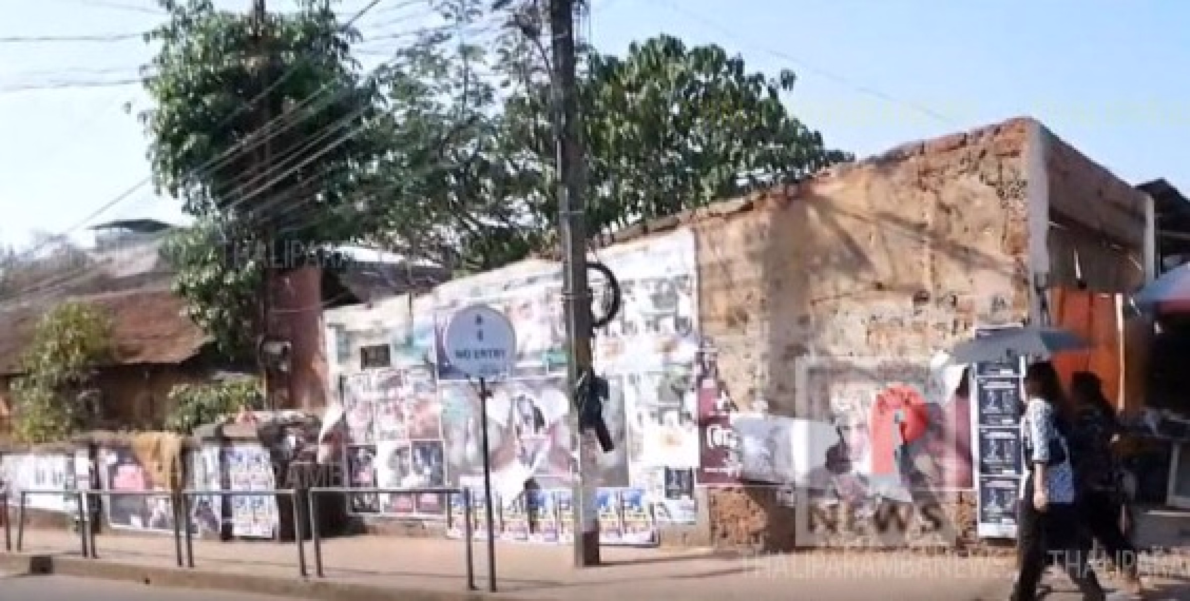 തളിപ്പറമ്പ് താലൂക്ക് ഓഫീസ് ജംഗ്ഷനിലെ നടപ്പാതയിലെ ചുമര് കാൽനടയാത്രക്കാർക്കും വാഹനങ്ങൾക്കും ഒരേപോലെ ഭീഷണിയാകുന്നു