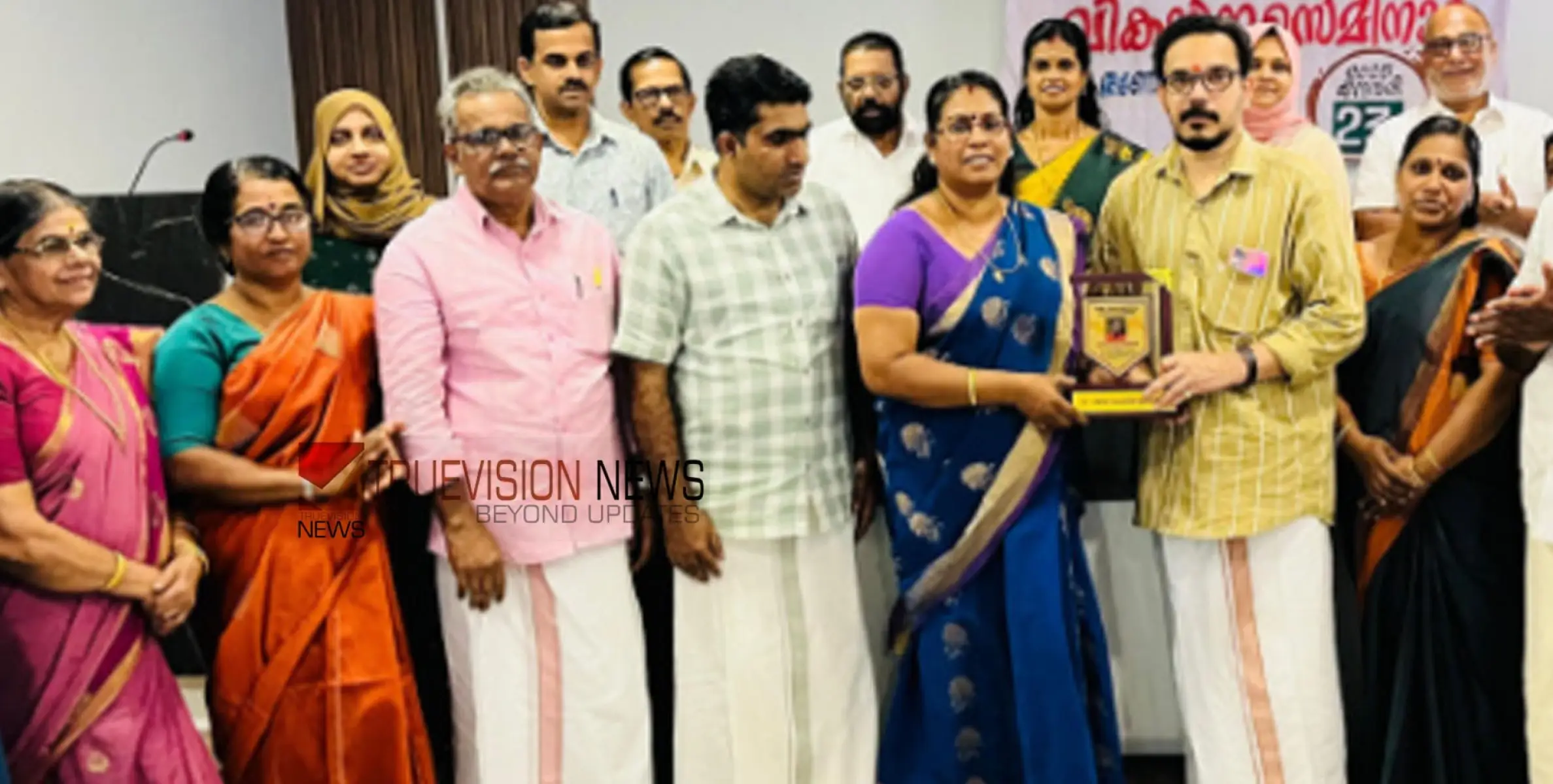 കവിയുടെ തൂലിക; സ്കൂൾ കലോത്സവത്തിന്റെ സ്വാഗത ഗാനം രചിച്ച ശ്രീനിവാസൻ തൂണേരിക്ക് ആദരം 