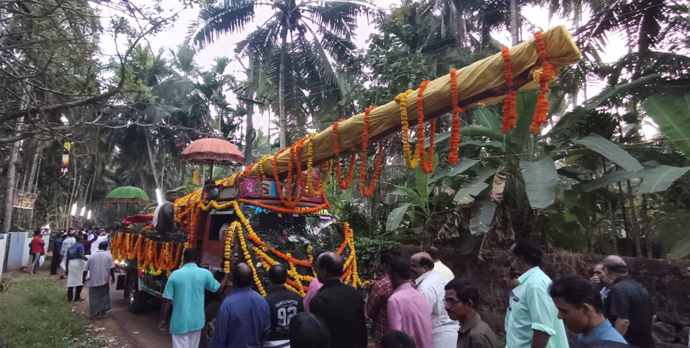 അത്തോളിക്കാവ് ശിവക്ഷേത്ര ധ്വജപ്രതിഷ്ഠയുടെ ഭാഗമായി  കൊടിമര ഘോഷയാത്ര നടന്നു