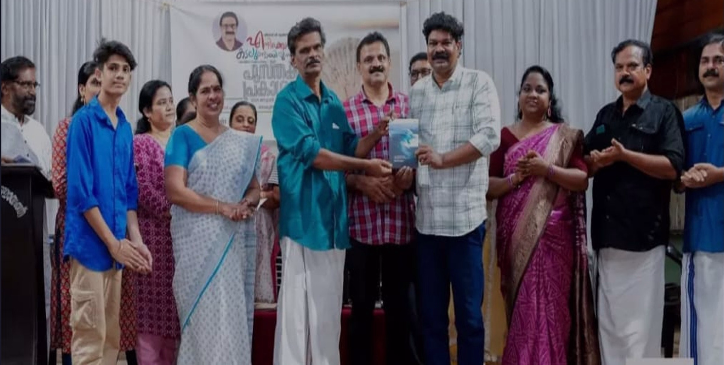 വിനോദ് പി പൂക്കാടിന്റെ പ്രഥമ കവിതാ സമാഹാരം 'എനിക്കൊരു കടലുണ്ടായിരുന്നു' പ്രകാശനം ചെയ്തു