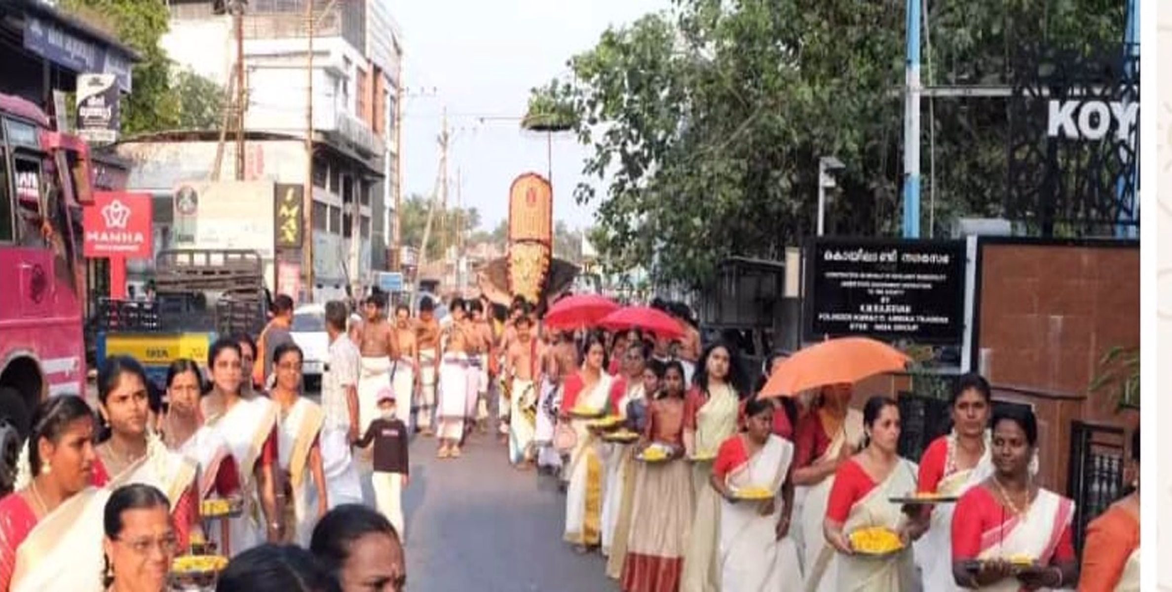 കൊയിലാണ്ടി കൊരയങ്ങാട് തെരു ഭഗവതി ക്ഷേത്ര താലപ്പൊലി മഹോൽസവത്തിന്റെ ഭാഗമായി നടന്ന ആഘോഷവരവ് വേറിട്ട കാഴ്ചയായി