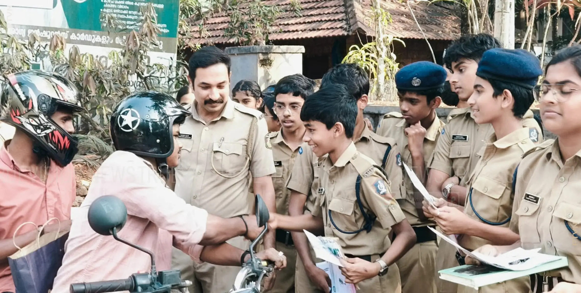 ശുഭയാത്രാ സന്ദേശവുമായ് കുട്ടിപൊലീസ്