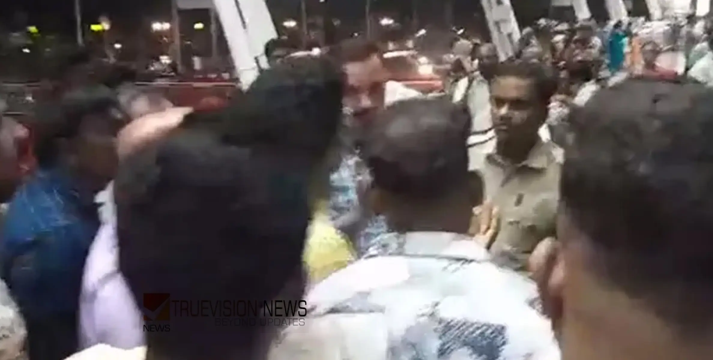 അബൂദബിയിലേക്കുള്ള എയര്‍ ഇന്ത്യ എക്‌സ്പ്രസ് 12 മണിക്കൂർ വൈകി; തിരുവനന്തപുരത്ത് യാത്രക്കാരുടെ പ്രതിഷേധം
