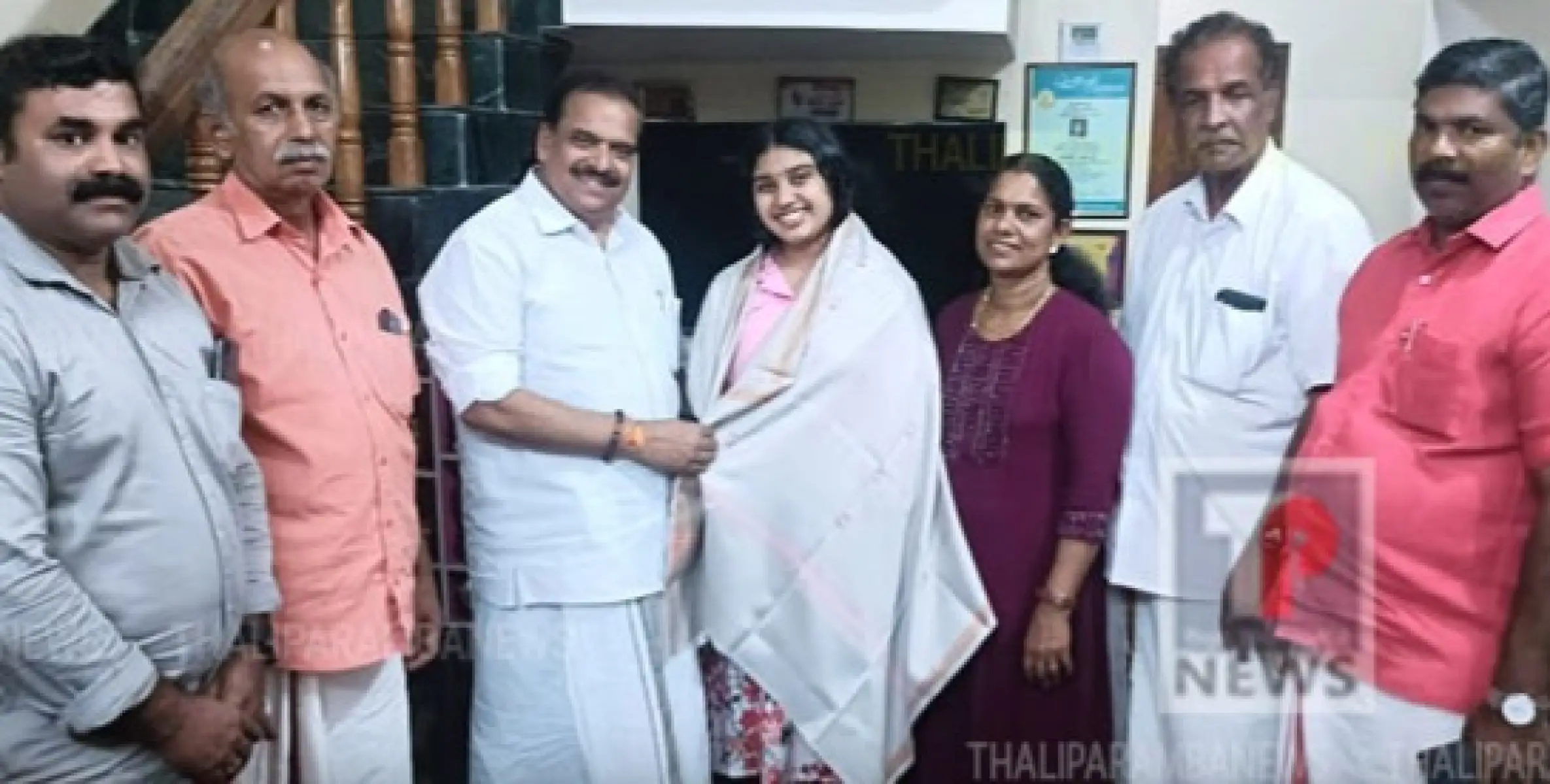  കുറുമാത്തൂരിലെ യുവ എഴുത്തുകാരി കെ.വി.മെസ്നയെ പി.കെ.കൃഷ്ണദാസ് വീട്ടിലെത്തി അനുമോദിച്ചു