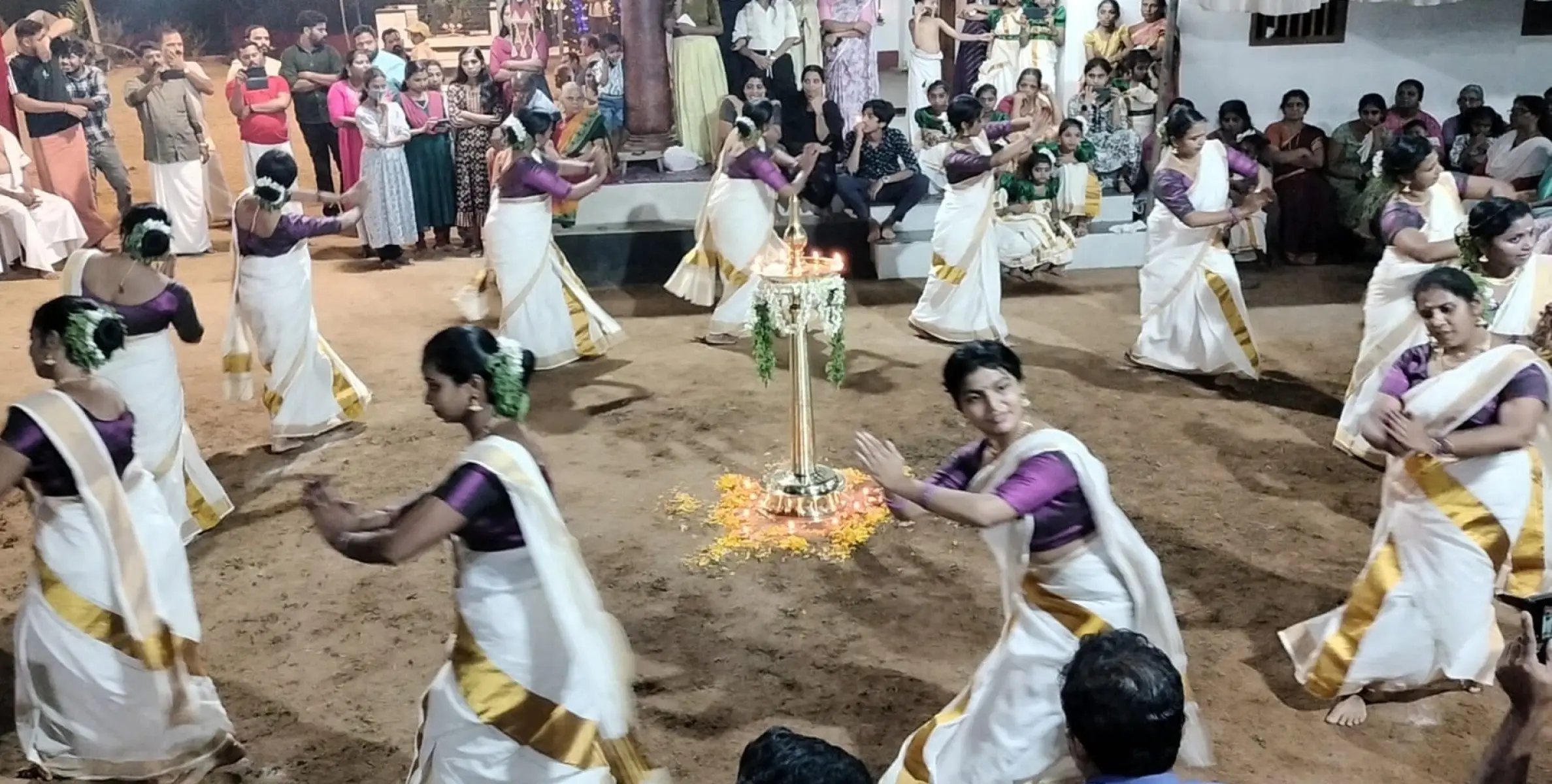 വട്ടക്കളിയോടെ കാവ് ഉണർന്നു ; കൊങ്ങന്നൂർ ആശാരിക്കാവിൽ  ഇന്ന് തിറ മഹോത്സവം