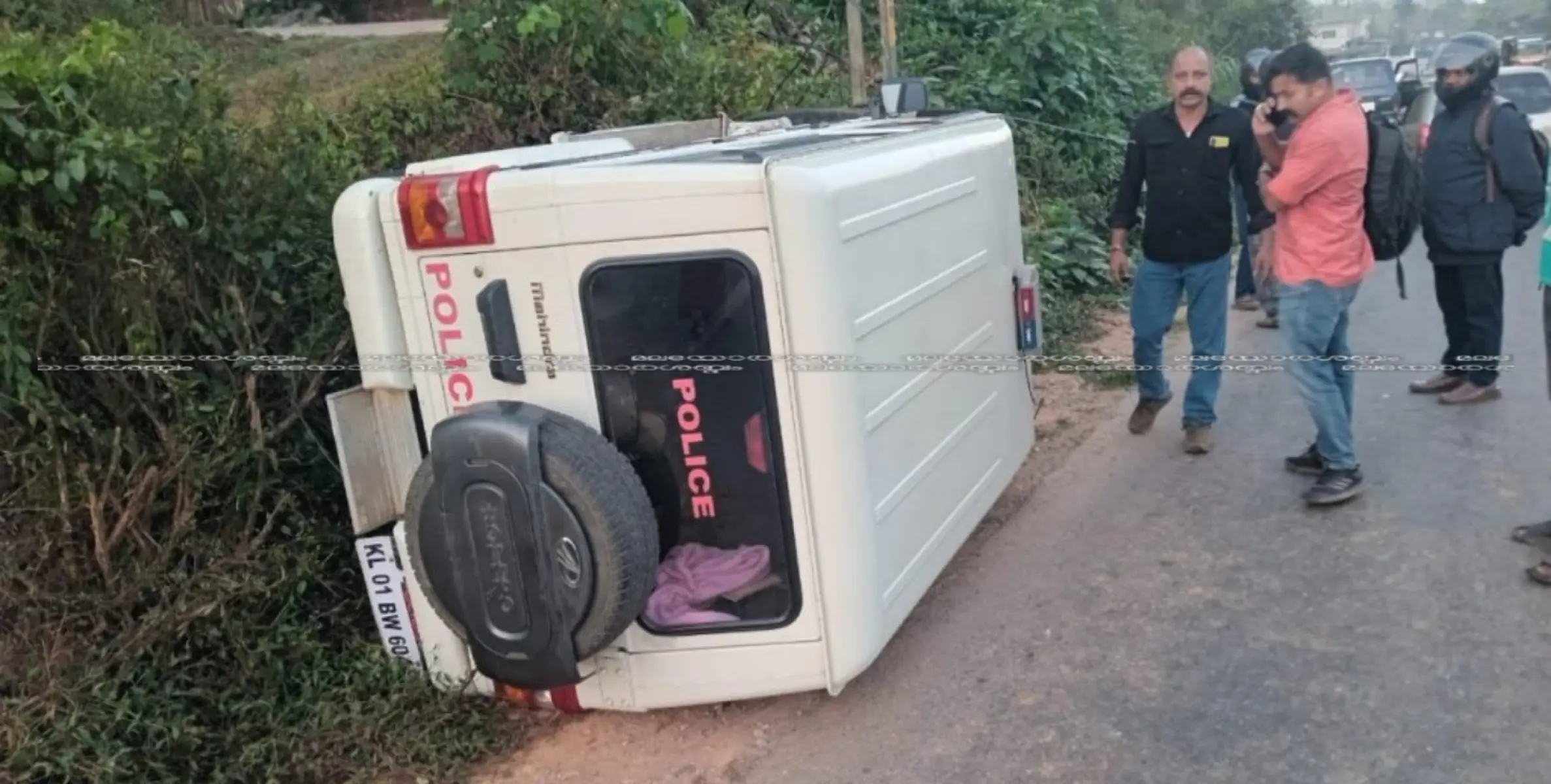 മാനന്തവാടിയിൽ പോലീസ് ജീപ്പ് നിയന്ത്രണം വിട്ടു മറിഞ്ഞ അപകടം