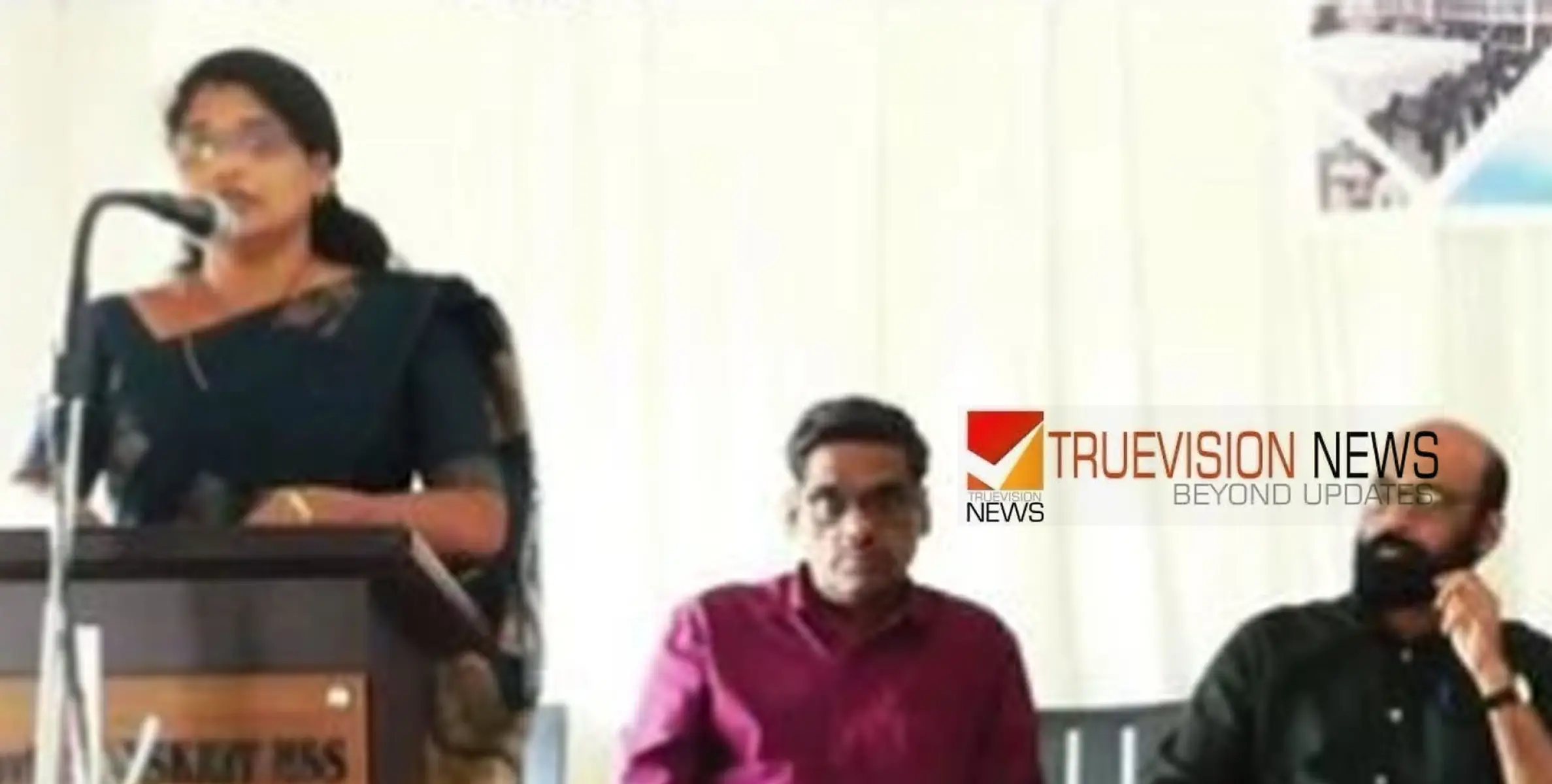  വടകര ഗവ. സംസ്കൃതം ഹയർ സെക്കൻഡറി സ്കൂളിൽ ലൈബ്രറിയും സ്‌മാർട്ട് ക്ലാസ് റൂമും തുറന്നു 