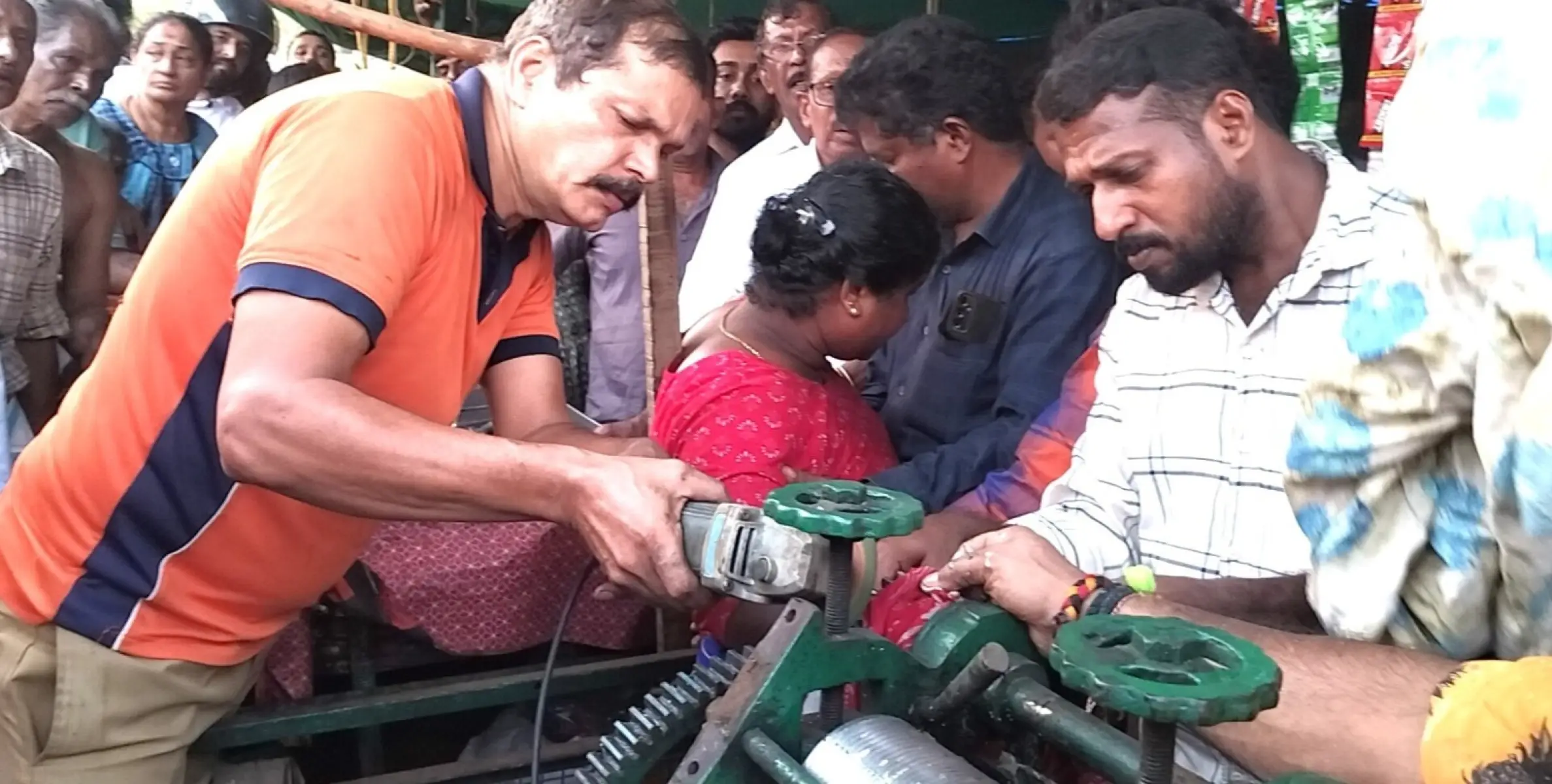 ഇരിട്ടിയിൽ കരിമ്പിൻ ജ്യൂസ് മിഷ്യനുള്ളിൽ കൈകുടുങ്ങി  യുവതിക്ക് പരിക്ക് 