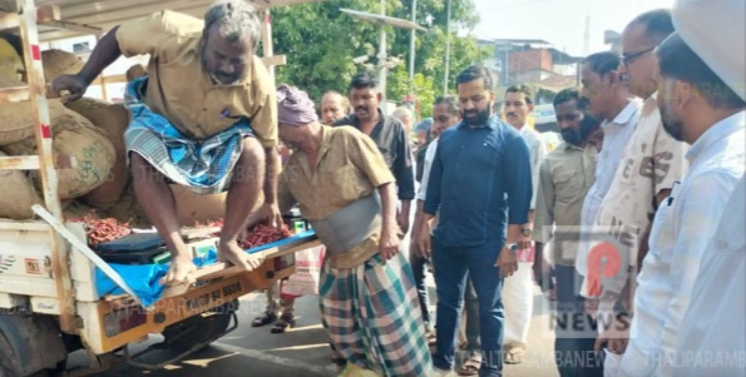 തളിപ്പറമ്പിൽ അനധികൃത മുളക് വ്യാപാരം നടത്തുന്നവരെ മർച്ചന്റ്സ് അസോസിയേഷന്റെ നേതൃത്വത്തിൽ തടഞ്ഞു