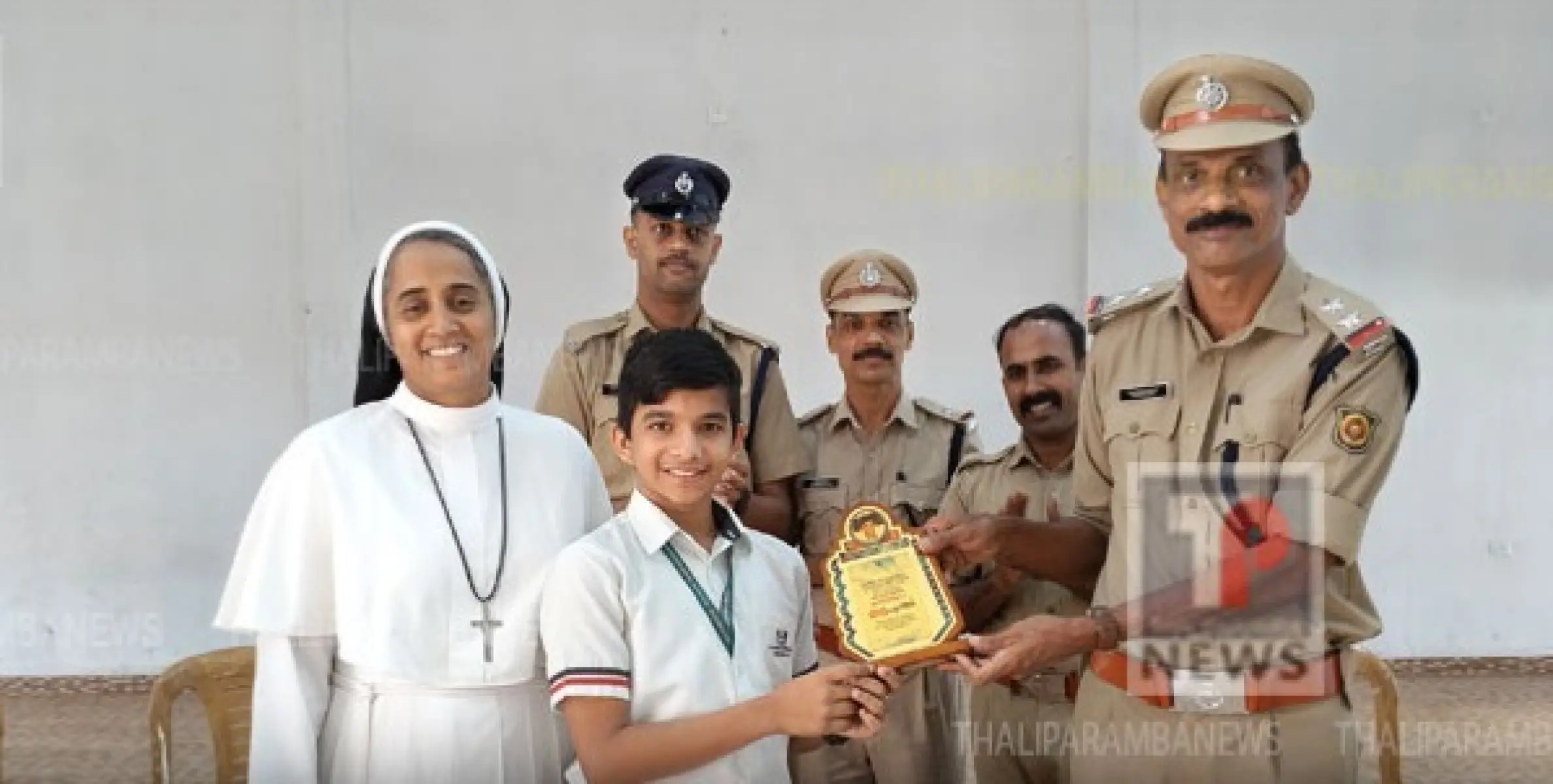 കുളത്തിൽ വീണ് മുങ്ങിത്താഴ്ന്ന കുട്ടിയെ രക്ഷിച്ച എട്ടാം ക്ലാസ് വിദ്യാർത്ഥിയെ തളിപ്പറമ്പ അഗ്നി രക്ഷാസേന അഭിനന്ദിച്ചു