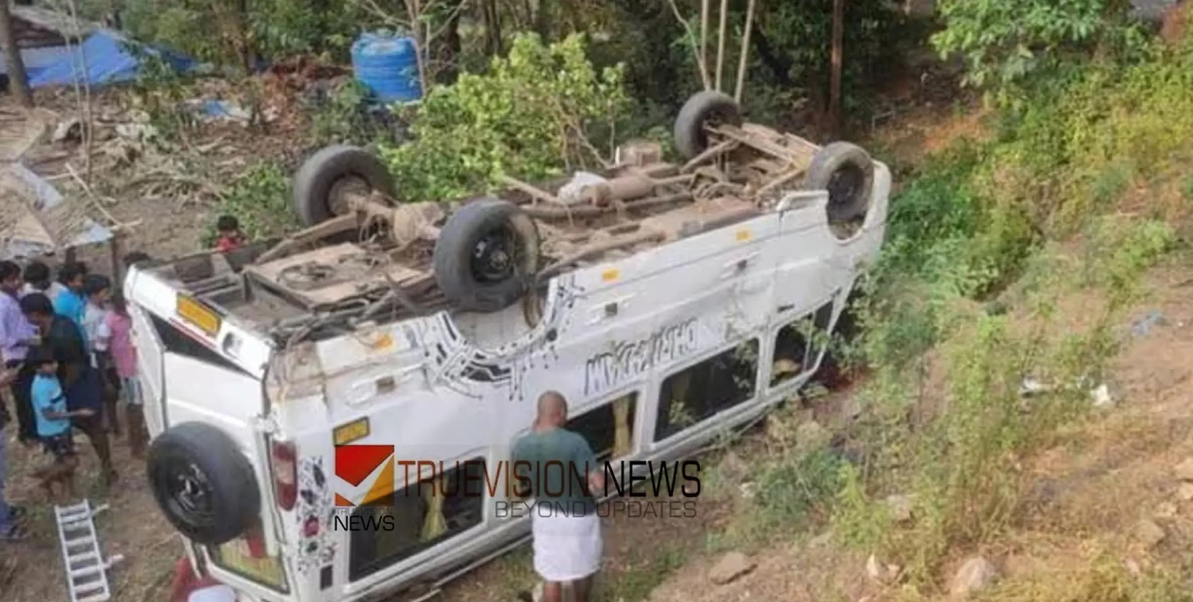മണ്ണാര്‍ക്കാട് ട്രാവലര്‍ തലകീഴായി താഴ്ചയിലേക്ക് മറിഞ്ഞ് അപകടം; പത്തോളം യാത്രക്കാര്‍ക്ക് പരിക്ക്