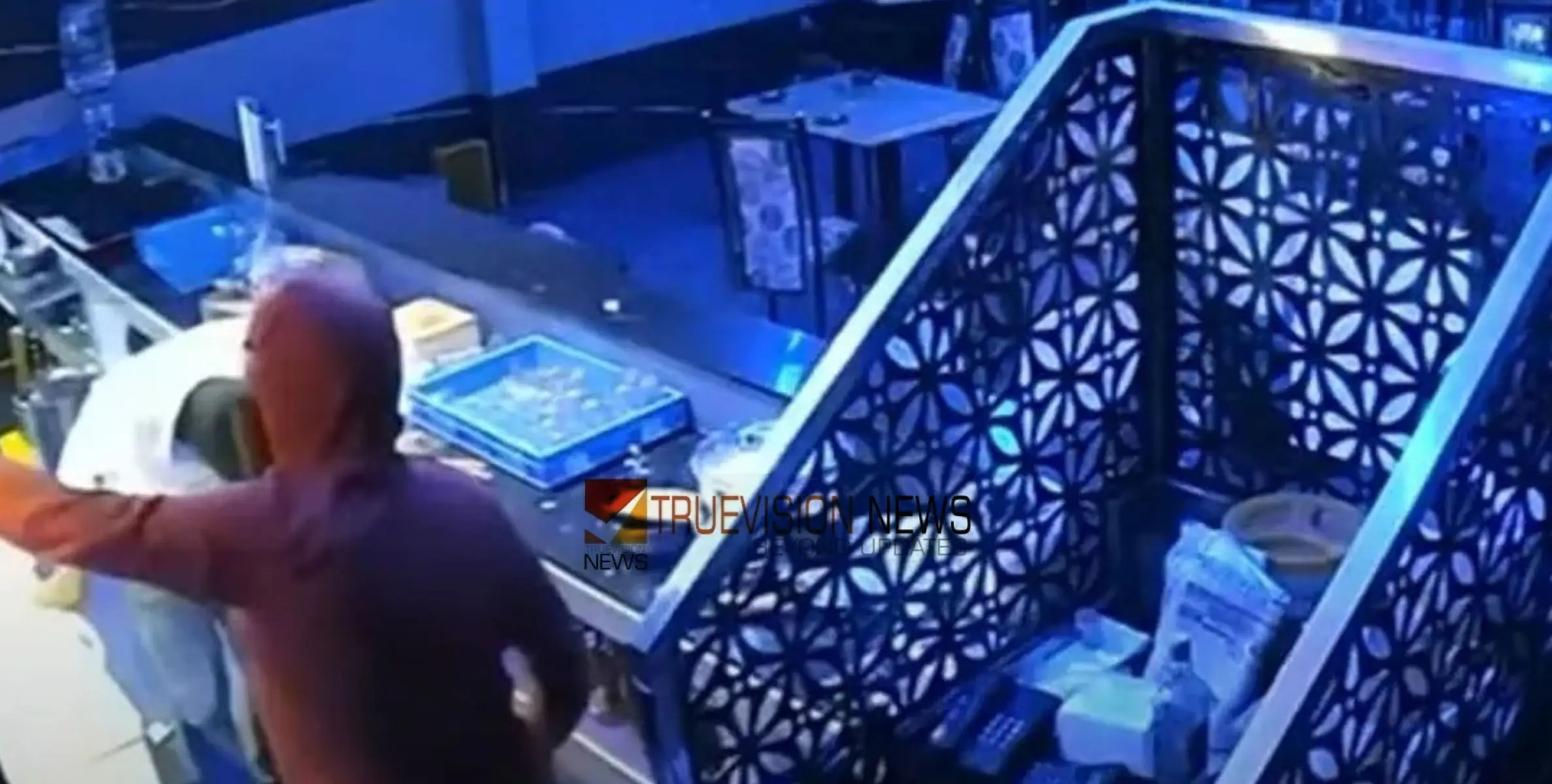 ബാറിൽ കയറി നാലംഗസംഘത്തിന്റെ ആക്രമണം; 20 ലിറ്ററിലധികം വിലകൂടിയ മദ്യം മോഷ്ടിച്ചു