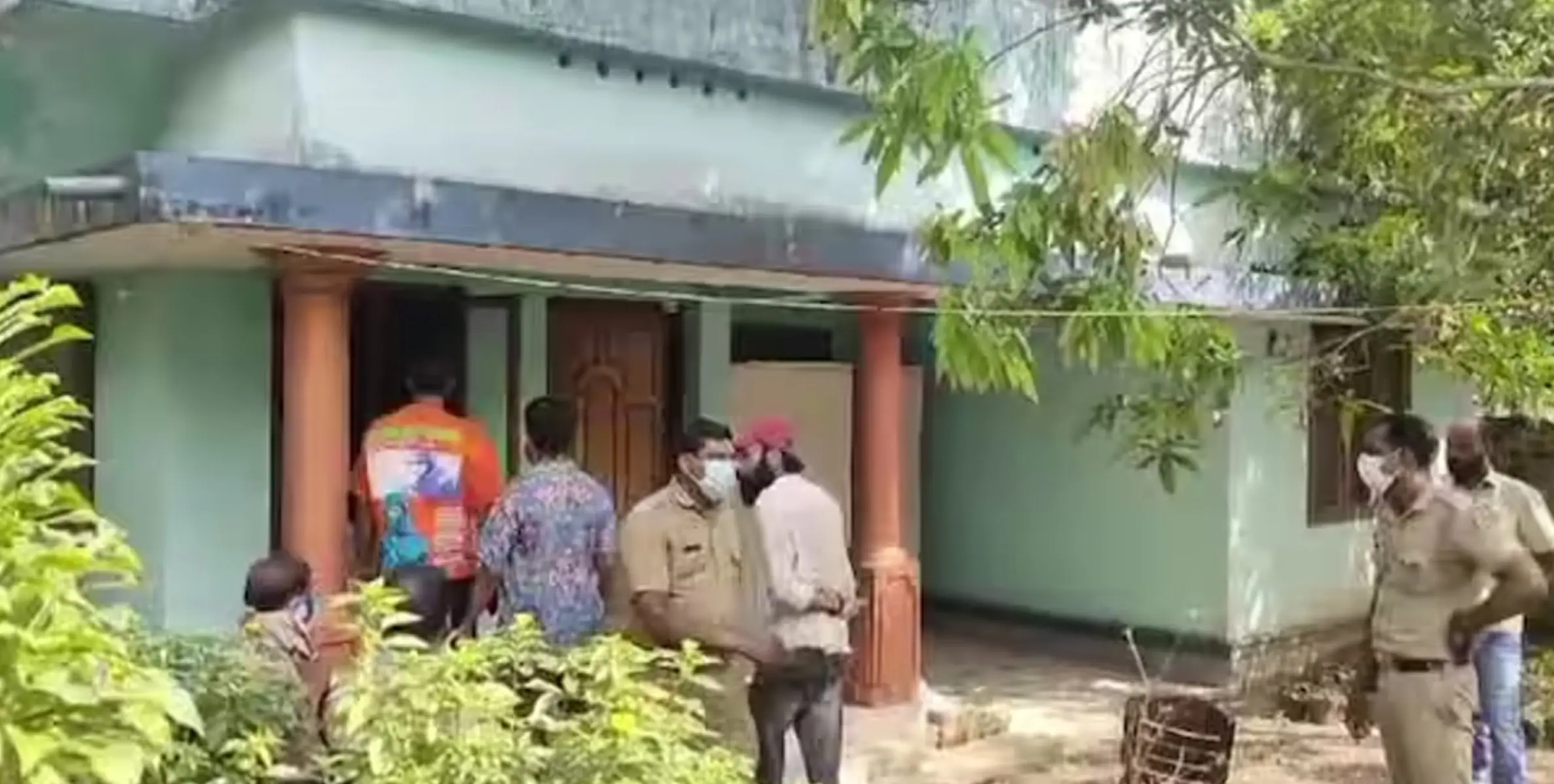 എറണാകുളത്ത് മധ്യവയസ്കയെ മരിച്ച നിലയിൽ കണ്ടെത്തി. സോഫയിൽ ഇരിക്കുന്ന നിലയിലുള്ള മൃതദേഹത്തിന് ഒരാഴ്ചയിലധികം പഴക്കം.