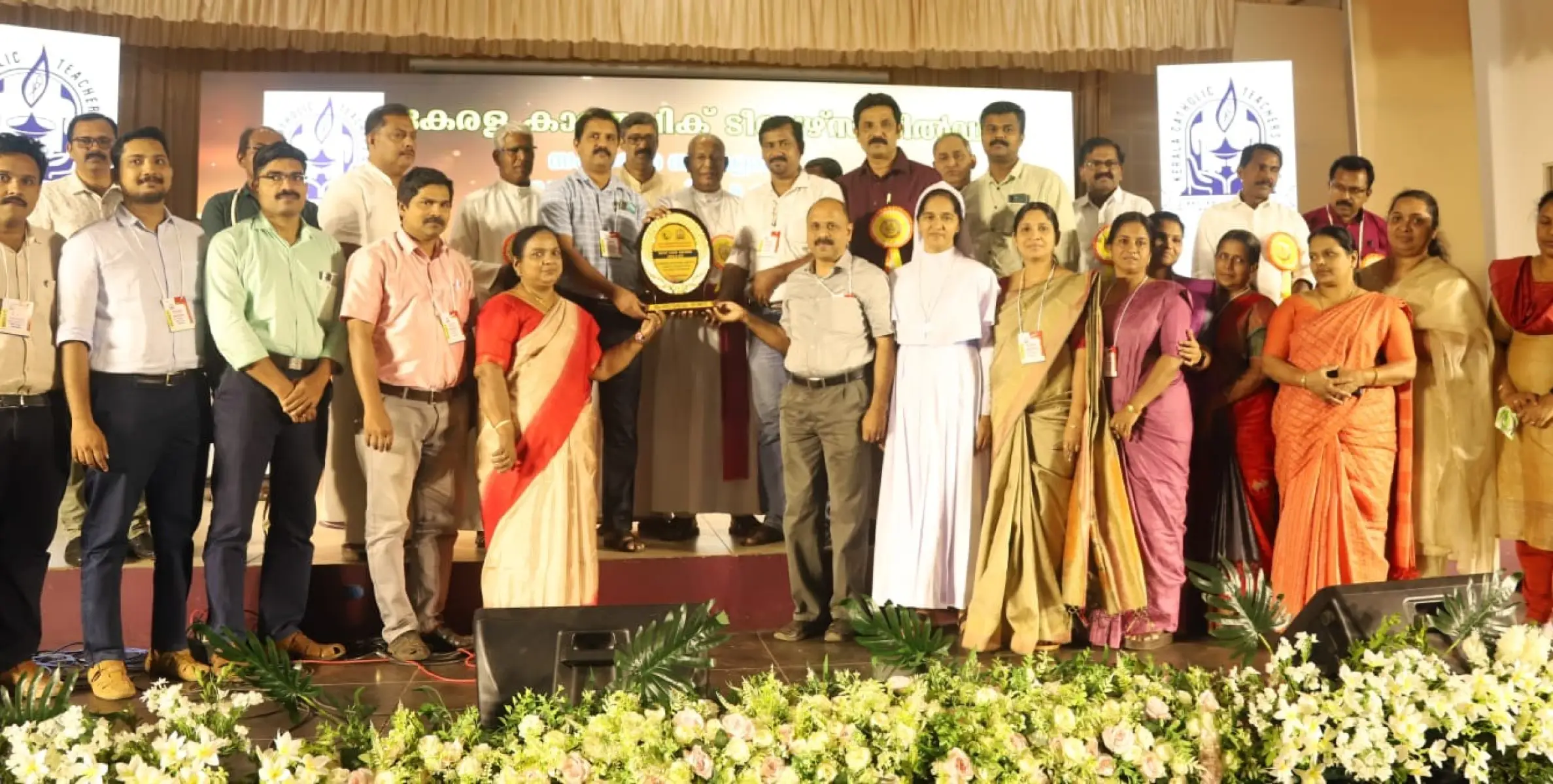 അവാർഡ് ഏറ്റുവാങ്ങി