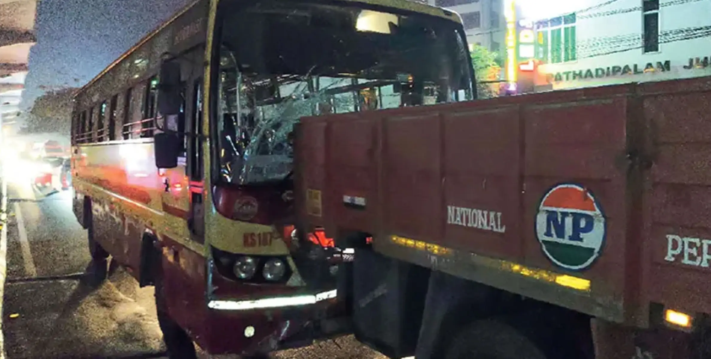 കെഎസ്ആർടിസി ബസ് ലോറിക്ക് പിന്നിൽ ഇടിച്ച് 10 പേർക്ക് പരിക്ക്