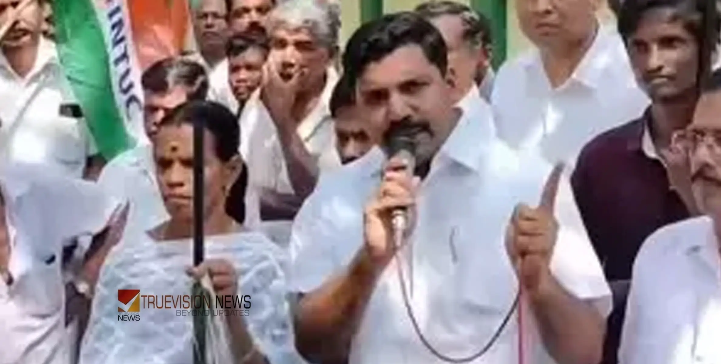 'ചൂട്ടുകറ്റയുമായി വന്ന് ഓഫീസ് ചുട്ടുകരിക്കും'; വനം വകുപ്പ് ഉദ്യോഗസ്ഥർക്കെതിരെ വി.എസ് ജോയിയുടെ ഭീഷണി പ്രസംഗം
