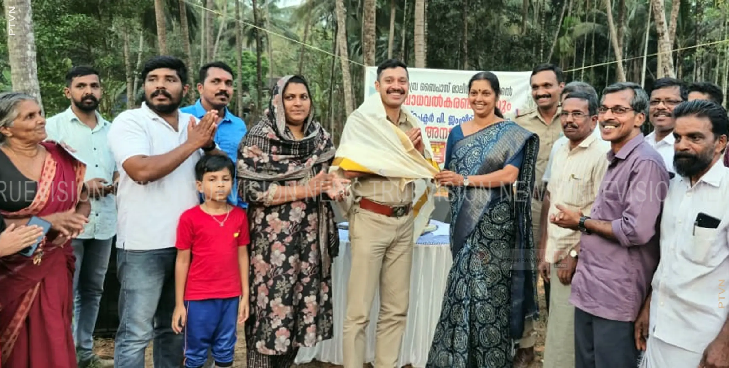 വാക്ക് പാലിച്ച് പൊലീസ്; സ്വീകരണമൊരുക്കി ആദരിച്ച് നാട്ടുകാര്‍