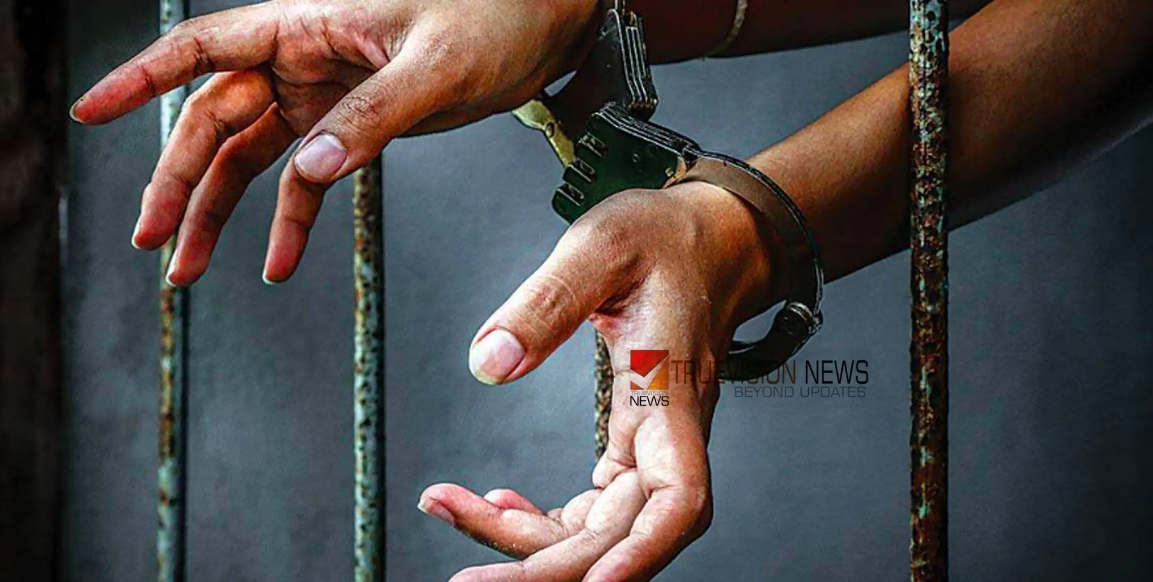  കെട്ടിടത്തിന് മുകളില്‍ നിന്നും വീണ് പരിക്കേറ്റ യുവതി മരിച്ച സംഭവം, ദുരൂഹത, ഭർത്താവ് കസ്റ്റഡയിൽ 