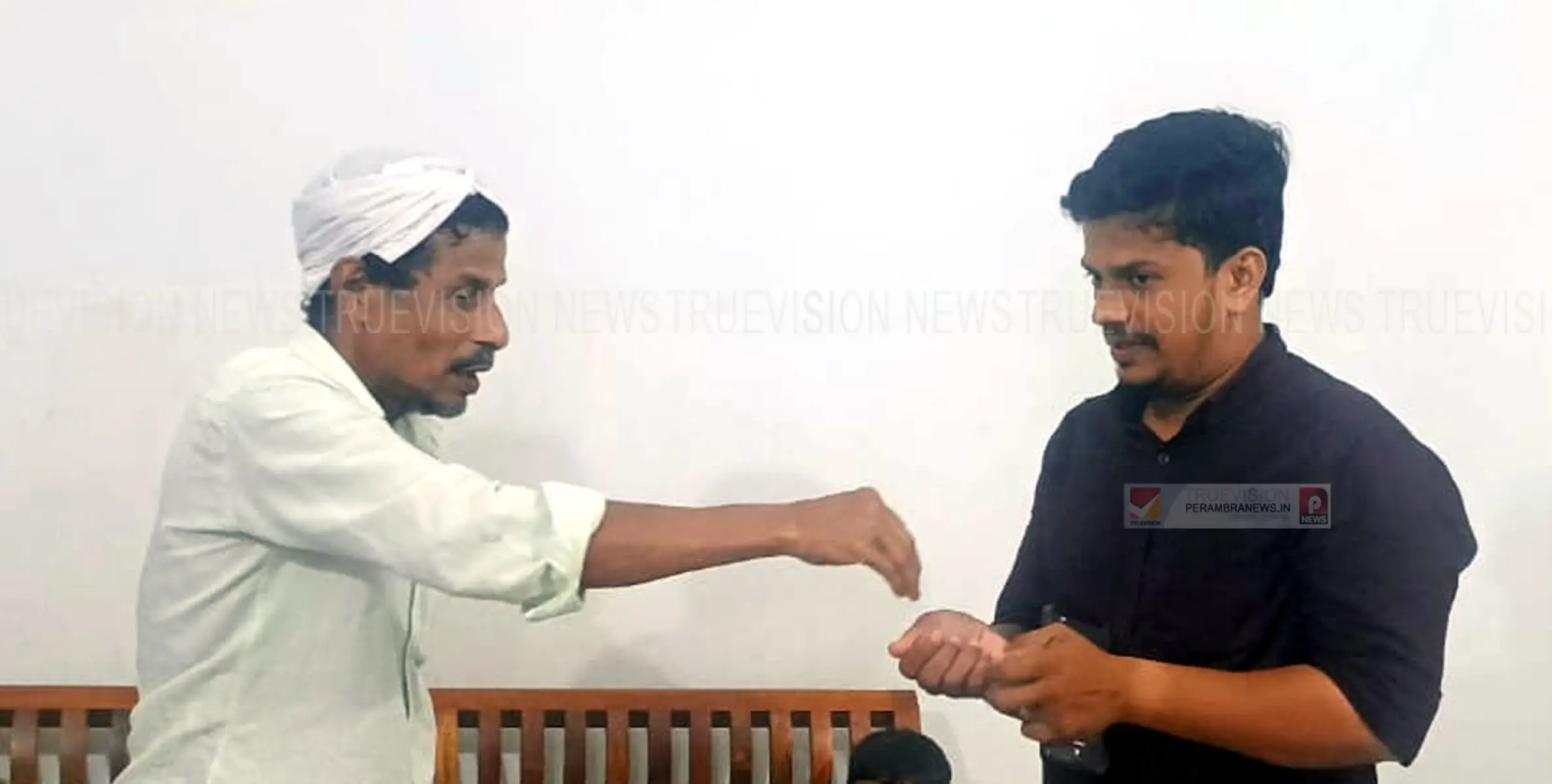 കളഞ്ഞ്കിട്ടിയ സ്വര്‍ണ്ണാഭരണം തിരിച്ചി നല്‍കി മാത്യകയായി