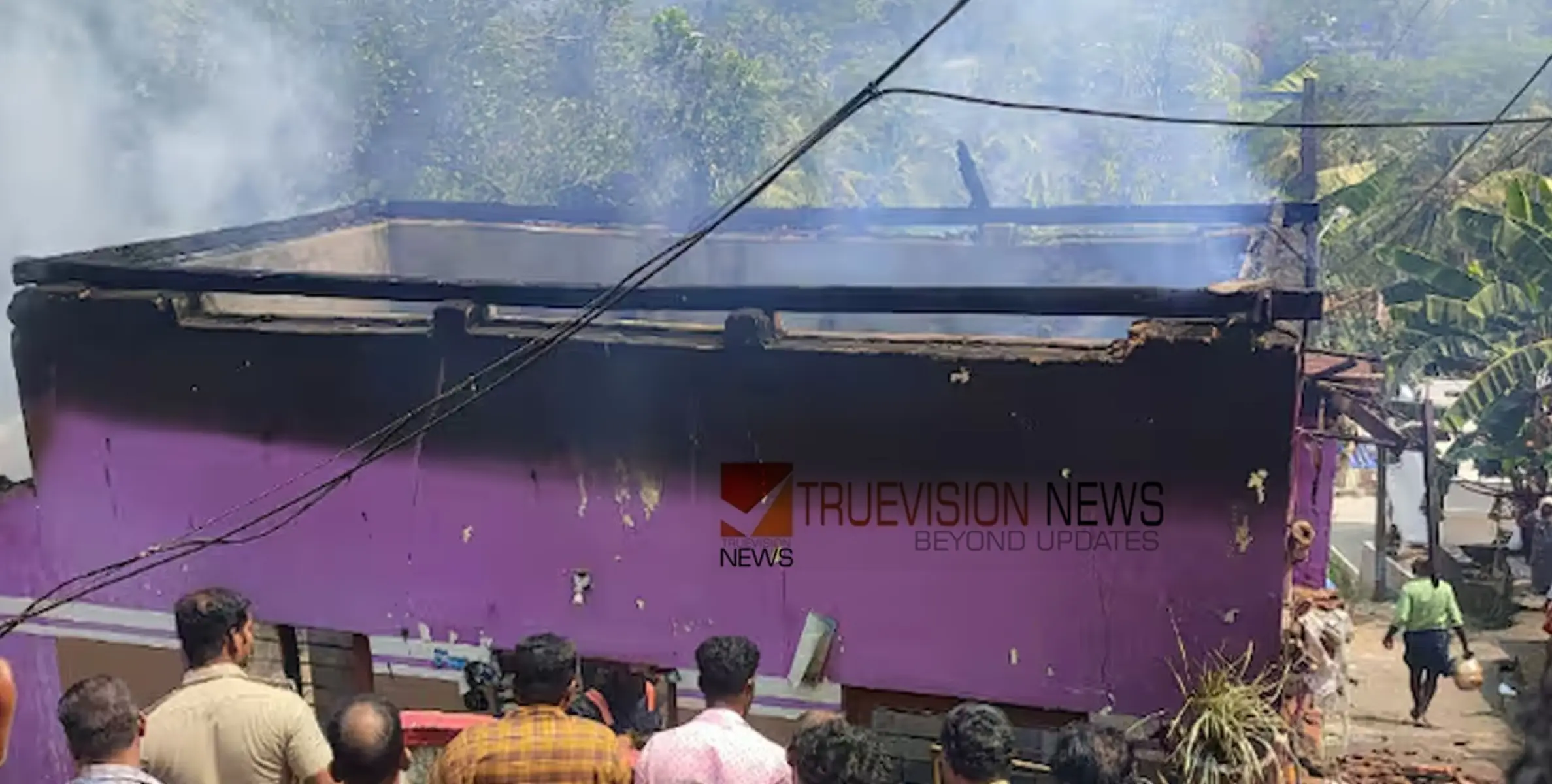 ഓട് മേഞ്ഞ വീടിന് തീ പിടിച്ചു, മേൽക്കൂര പൂര്‍ണമായും കത്തി നശിച്ചു; ഒഴിവായത് വൻ അപകടം