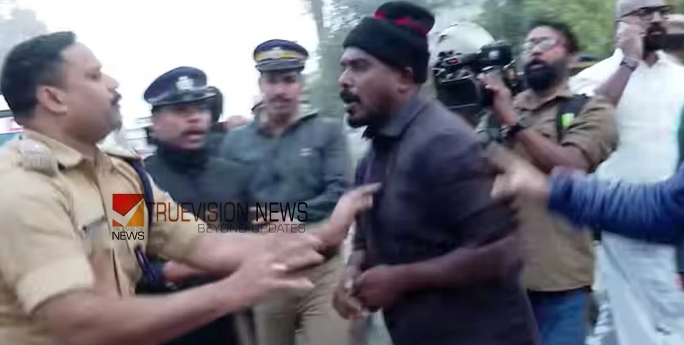 വയനാട് യുഡിഎഫ് ഹർത്താൽ; ലക്കിടിയിൽ സംഘർഷം, വാഹനം തടഞ്ഞ പ്രവർത്തകരെ പൊലീസ് കസ്റ്റഡിയിലെടുത്തു