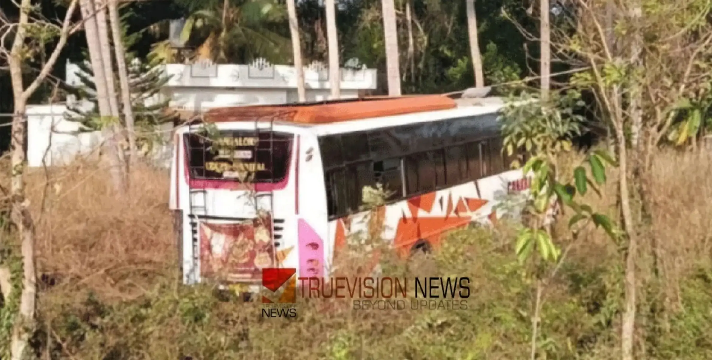 ഡ്രൈ​വ​ർ​ക്ക് നെ​ഞ്ചു​വേ​ദ​ന; ബ​സ് തെ​ന്നി ​മാ​റി, ദേ​ഹാ​സ്വാ​സ്ഥ്യത്തെ തുടർന്ന് ഡ്രൈ​വർ ആ​ശു​പ​ത്രി​യി​ൽ 
