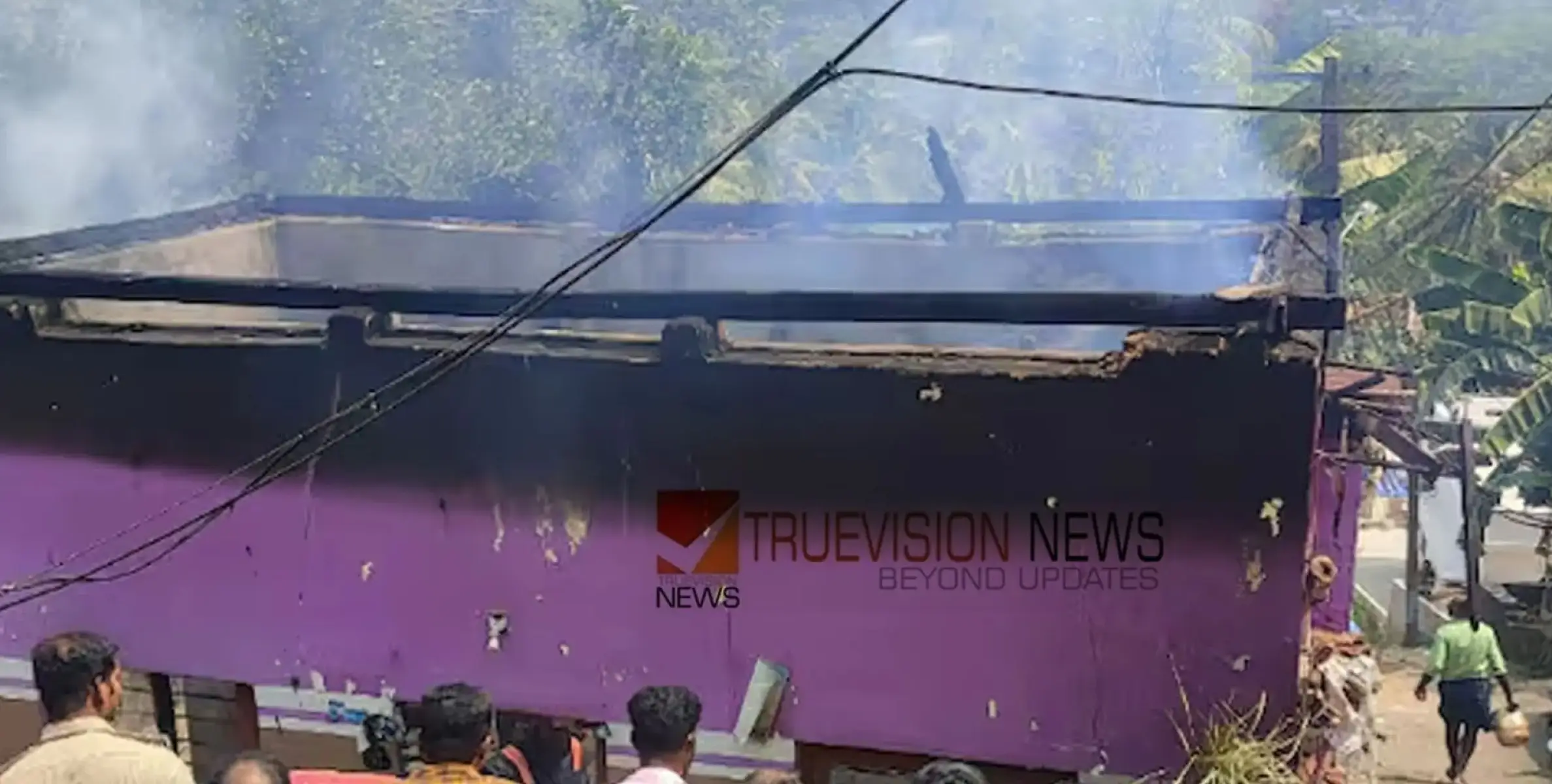 ഓട് മേഞ്ഞ വീടിന് തീ പിടിച്ചു, മേൽക്കൂര പൂര്‍ണമായും കത്തി നശിച്ചു; ഒഴിവായത് വൻ അപകടം 