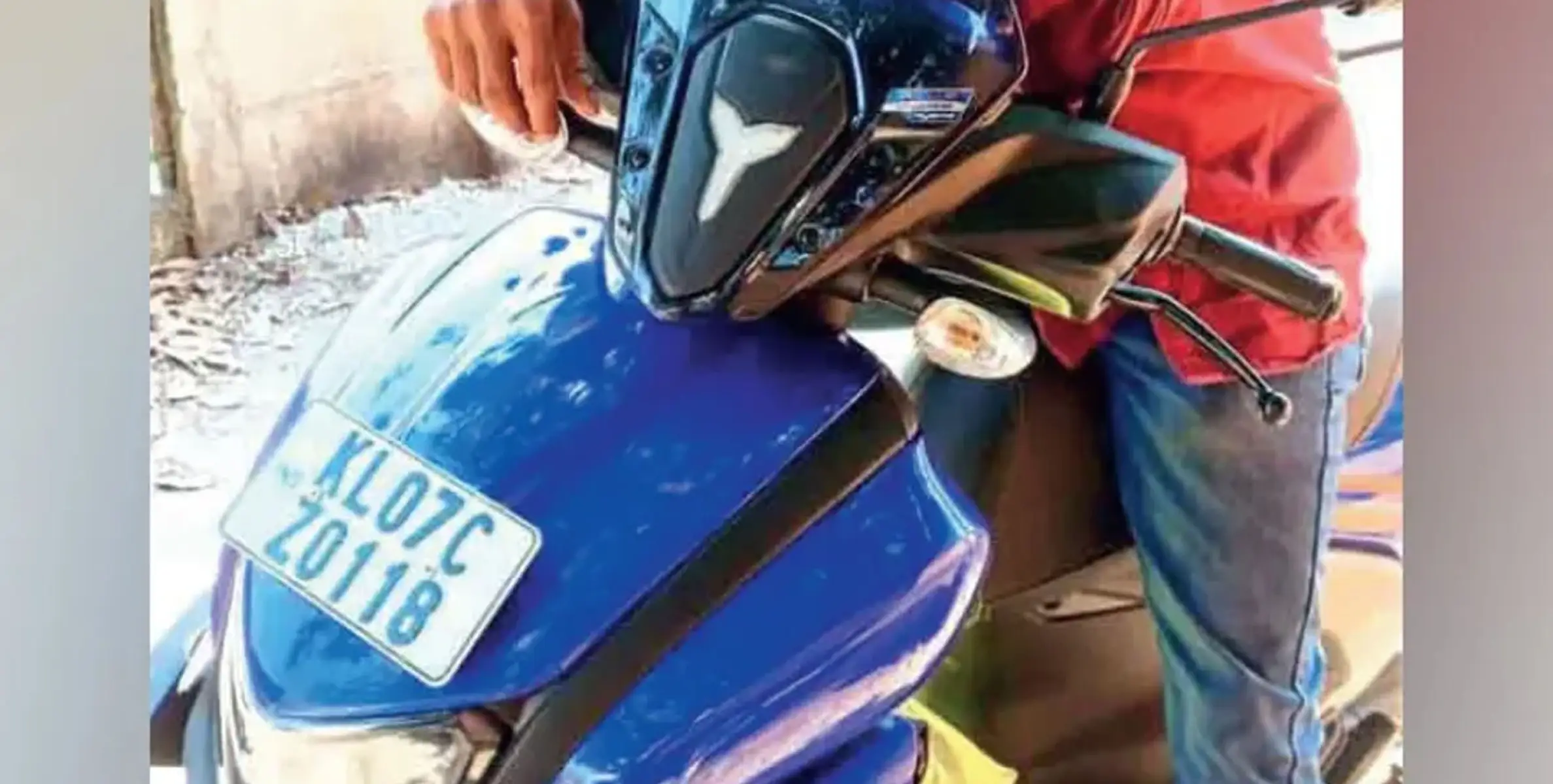മോഷ്ടിച്ച ഇരുചക്രവാഹനം പെട്രോൾ തീർന്നതിനെത്തുടർന്ന്‌ ഉപേക്ഷിച്ച്‌ കള്ളൻ കടന്നു