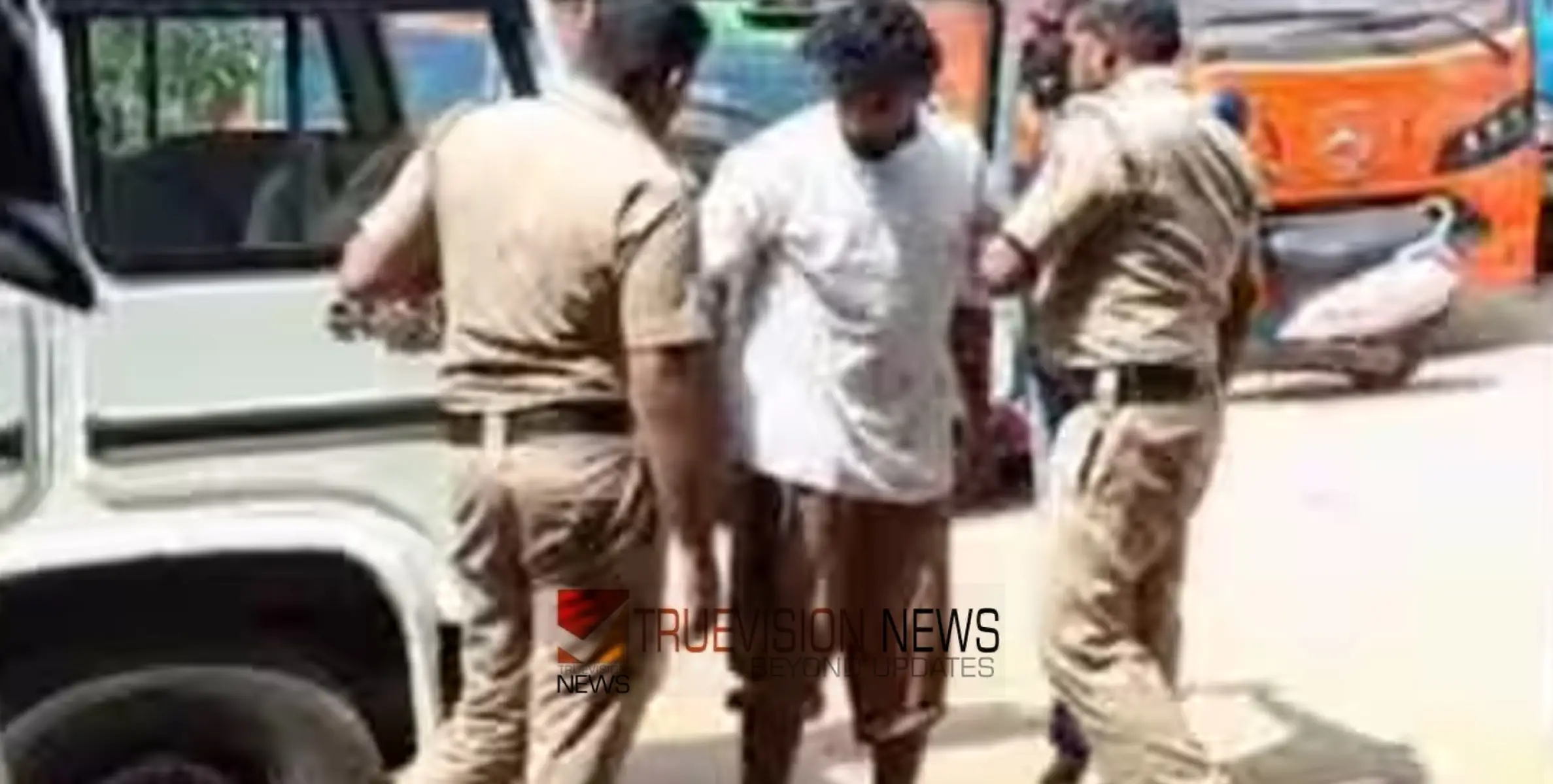 നാട്ടിലേക്കുള്ള യാത്രക്കിടെ പ്രവാസി മലയാളി യുവാവ് വടകര മൂരാട് പുഴയിൽ ചാടി