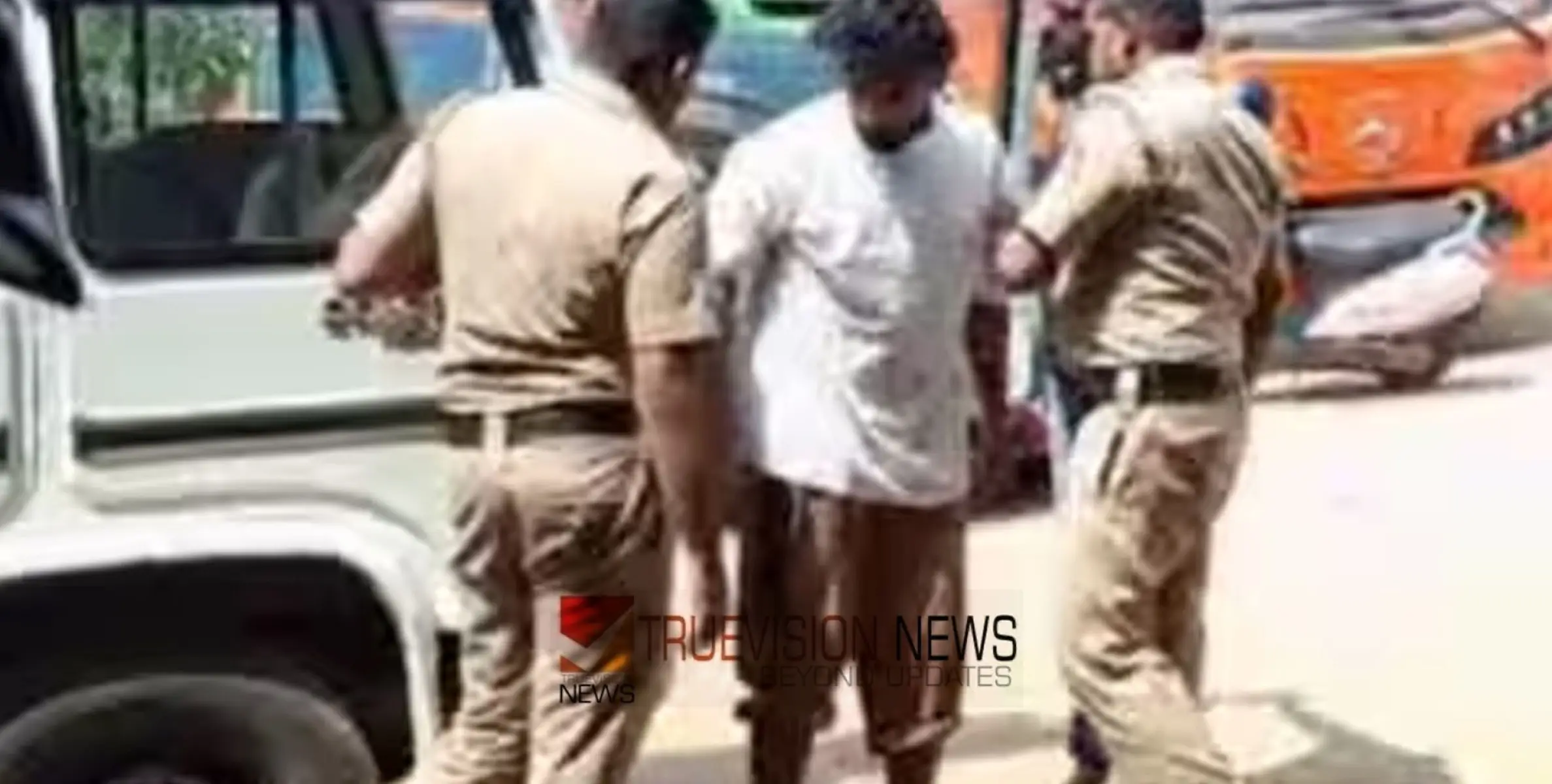 തീവണ്ടി യാത്രമദ്ധ്യേ വടകര മൂരാട് പുഴയിൽ ചാടി പ്രവാസി യുവാവ്