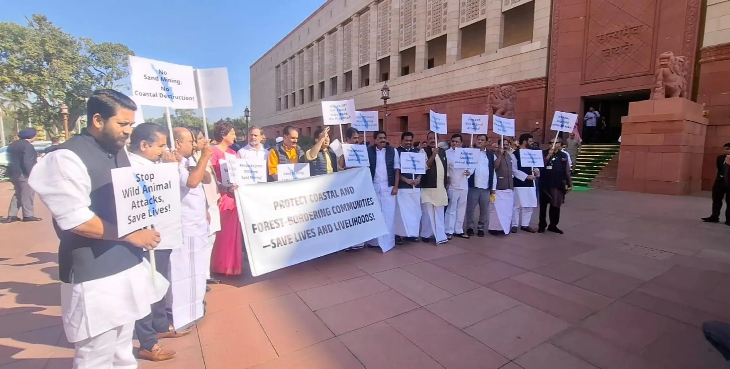വയനാട്ടിൽ സ്ഥിതി അത്യന്തം ആശങ്കാകജനകമെന്ന് പ്രിയങ്ക ഗാന്ധി