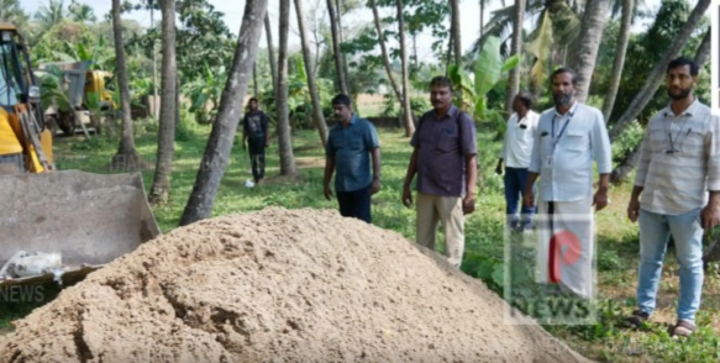 കുപ്പം പുഴയോരത്ത് അനധികൃതമായി ശേഖരിച്ച 300 അടി മണൽ റവന്യൂ അധികൃതർ പിടിച്ചെടുത്തു