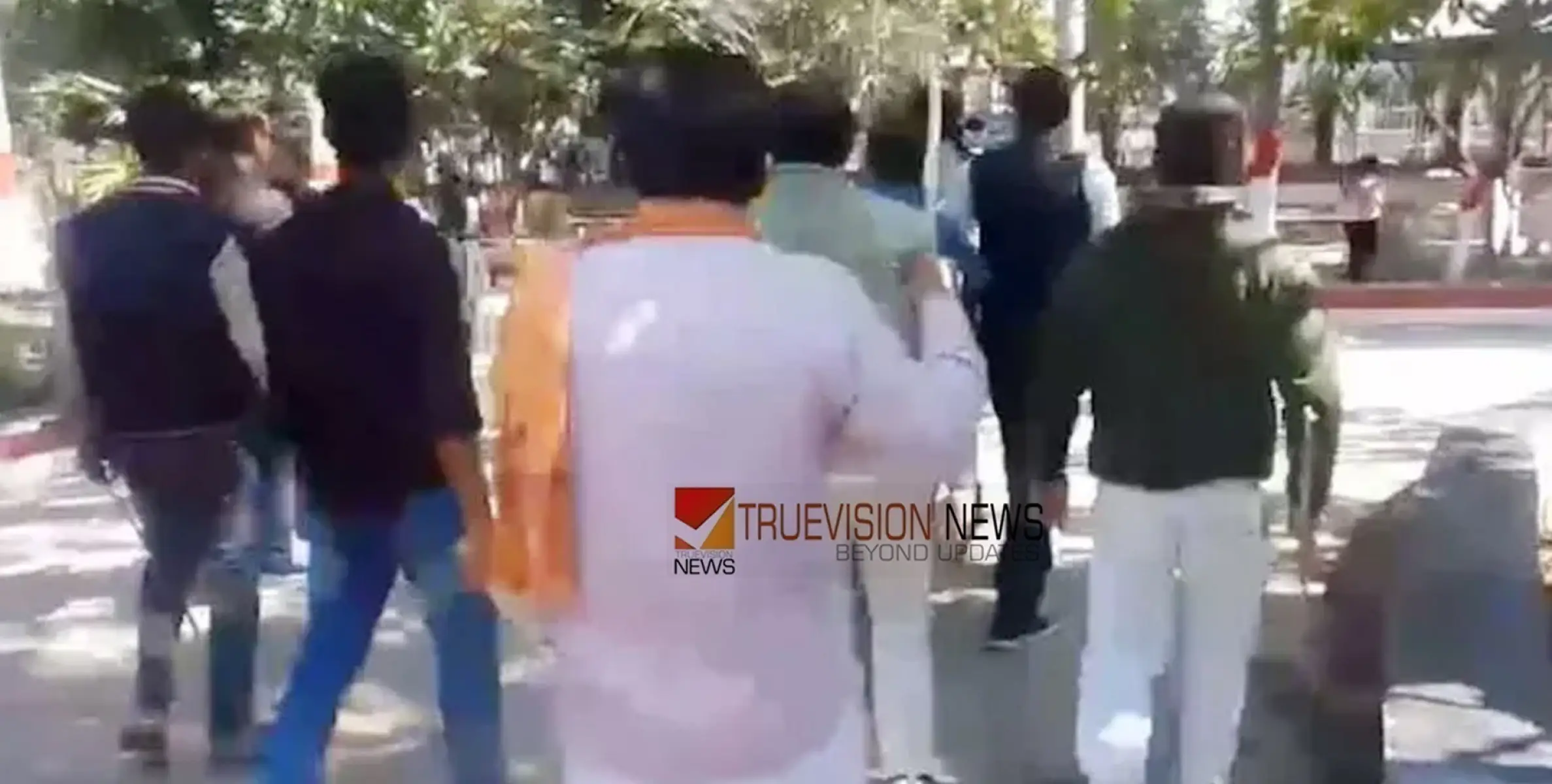 'വീട്ടിൽ പോകൂ, പുൽവാമ ഹീറോകളെ ഓർക്കൂ' ; വാല​​ൈന്റൻസ് ദിനം ആഘോഷിച്ച കമിതാക്കളെ വടിയെടുത്ത് ഓടിച്ച് ഹിന്ദു ശിവ് ഭവാനി സേവ പ്രവർത്തകർ