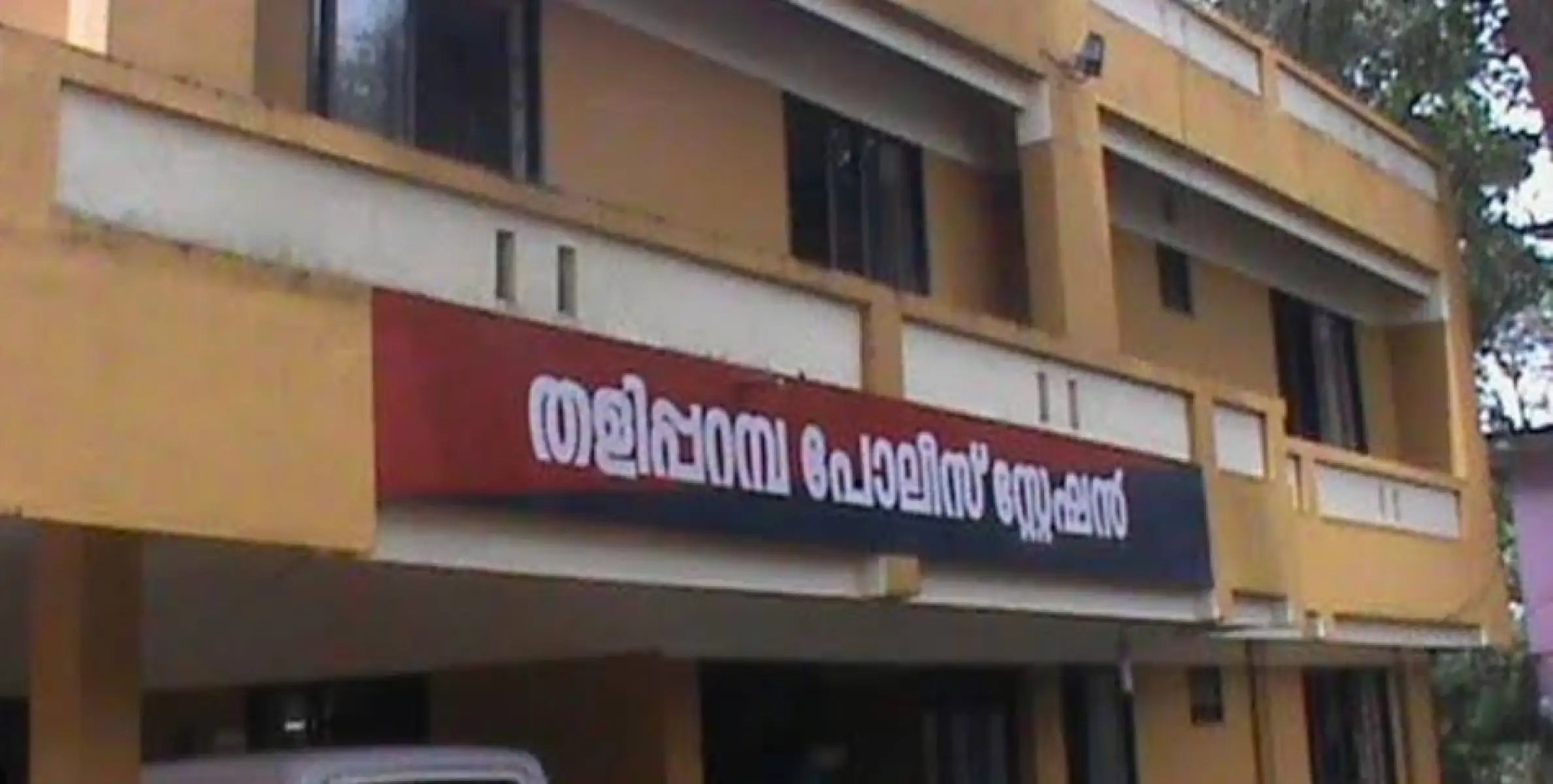 അനധികൃത മണൽകടത്ത് ലോറി പിടികൂടി, വാഹനം ഉപേക്ഷിച്ച് ഡ്രൈവർ ഓടി രക്ഷപ്പെട്ടു