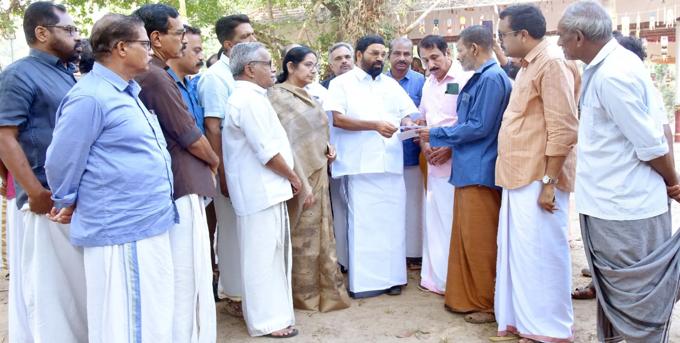 ആനയിടഞ്ഞ്  മരണപ്പെട്ടവരുടെ കുടുംബത്തിന് അഞ്ച് ലക്ഷം രൂപ കൈമാറി ദേവസ്വം വകുപ്പ് മന്ത്രി  