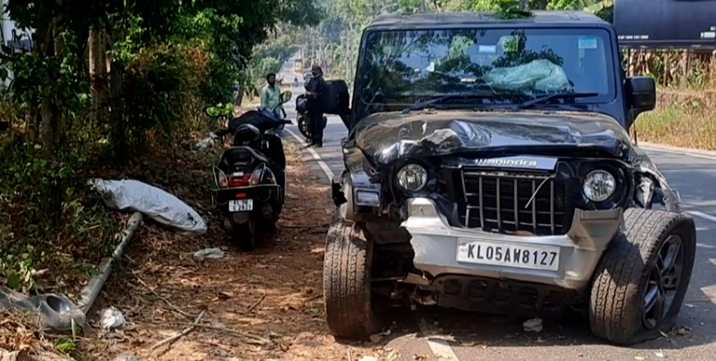 തലയോലപ്പറമ്പിൽ നിയന്ത്രണം വിട്ട ജിപ്പ് റോഡരികിലെ കോൺക്രീറ്റ് പോസ്റ്റിലും സമീപത്തെ മരത്തിലും ഇടിച്ച് അപകടം; യാത്രക്കാർ പരിക്കേൽക്കാതെ രക്ഷപ്പെട്ടു.