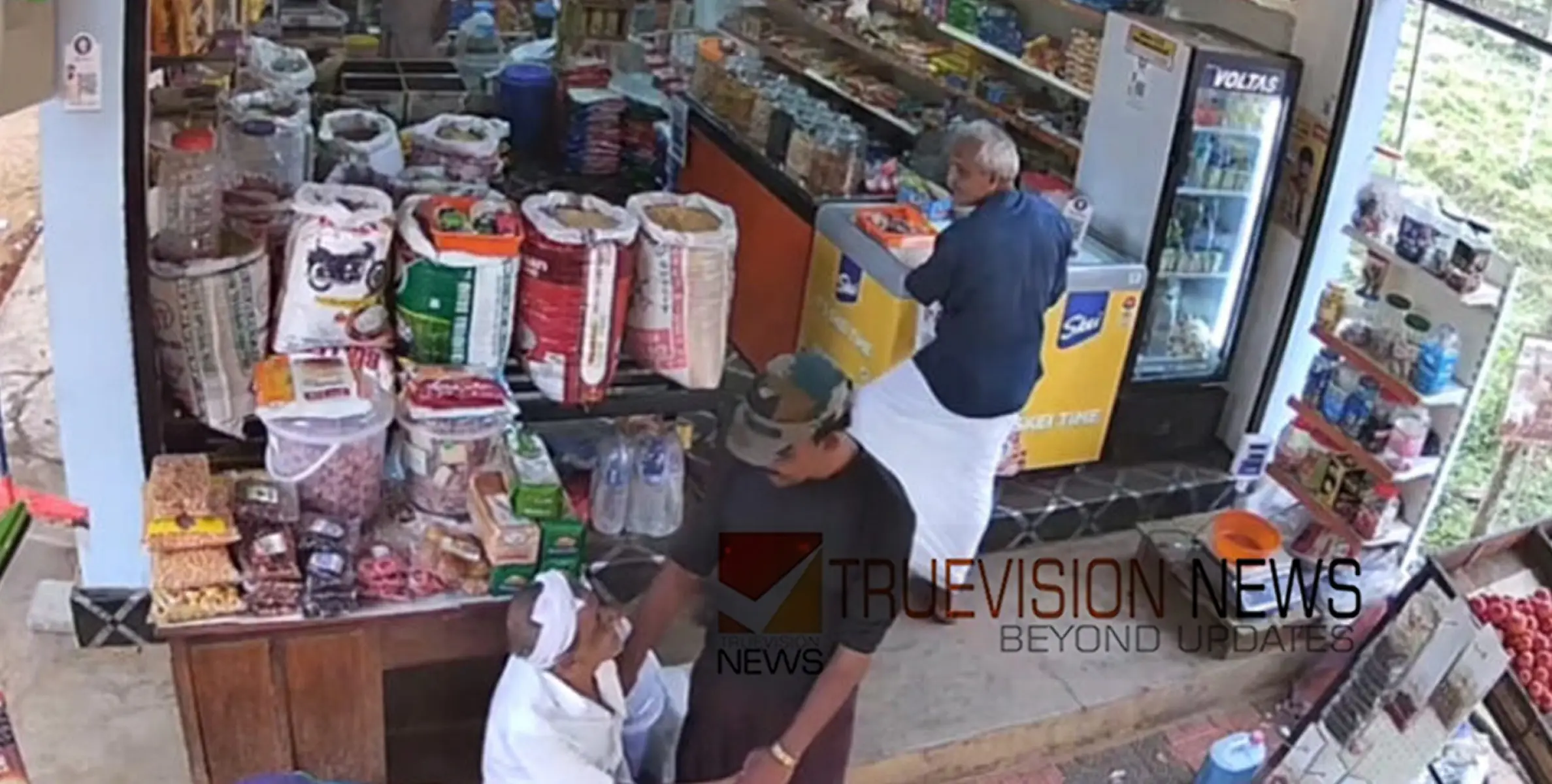 കോഴിക്കോട് താമരശ്ശേരിയിൽ പരിചയം നടിച്ച് കടയുടമയുടെ പോക്കറ്റിൽ നിന്നും പൈസ അടിച്ചുമാറ്റി