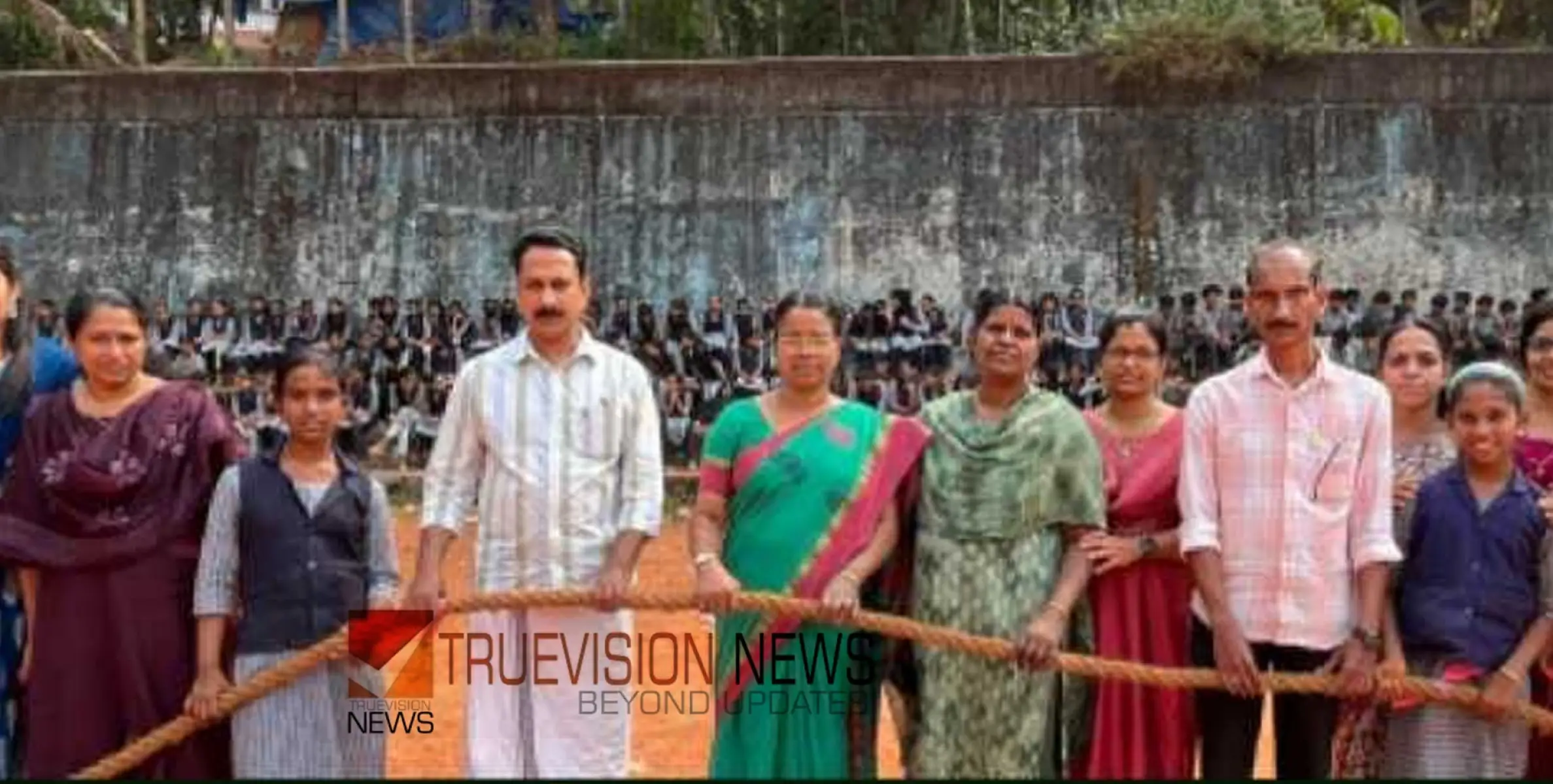 വാർഷികാഘോഷം; ചീക്കോന്ന് യു.പി സ്‌കൂളിൽ പെൺകുട്ടികളുടെ വടം വലിമത്സരം സംഘടിപ്പിച്ചു 