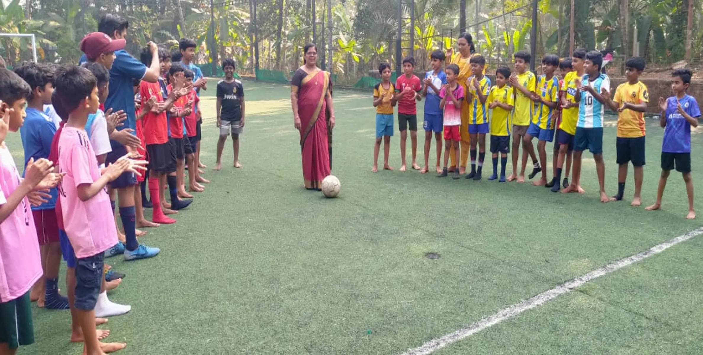 നരയംകുളം സൂപ്പര്‍ ലീഗ് ഫുട്‌ബോള്‍ ടൂര്‍ണ്ണമെന്റ്‌  ഗ്രാമപഞ്ചായത്ത് വാര്‍ഡ് മെമ്പര്‍ ഉദ്ഘാടനം ചെയ്തു
