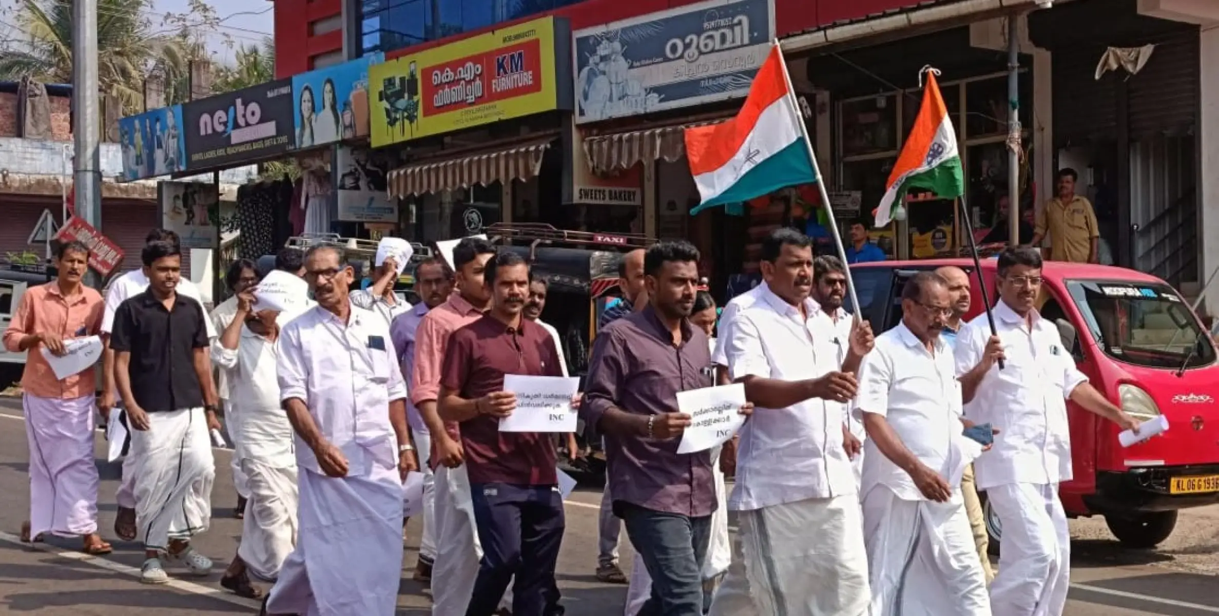 ഭൂനികുതി വർദ്ധിപ്പിച്ച സർക്കാർ നടപടിക്കെതിരെ പരിയാരം വില്ലേജ് ഓഫീസിന് മുന്നിൽ മാർച്ചും ധർണ്ണയും സംഘടിപ്പിച്ചു