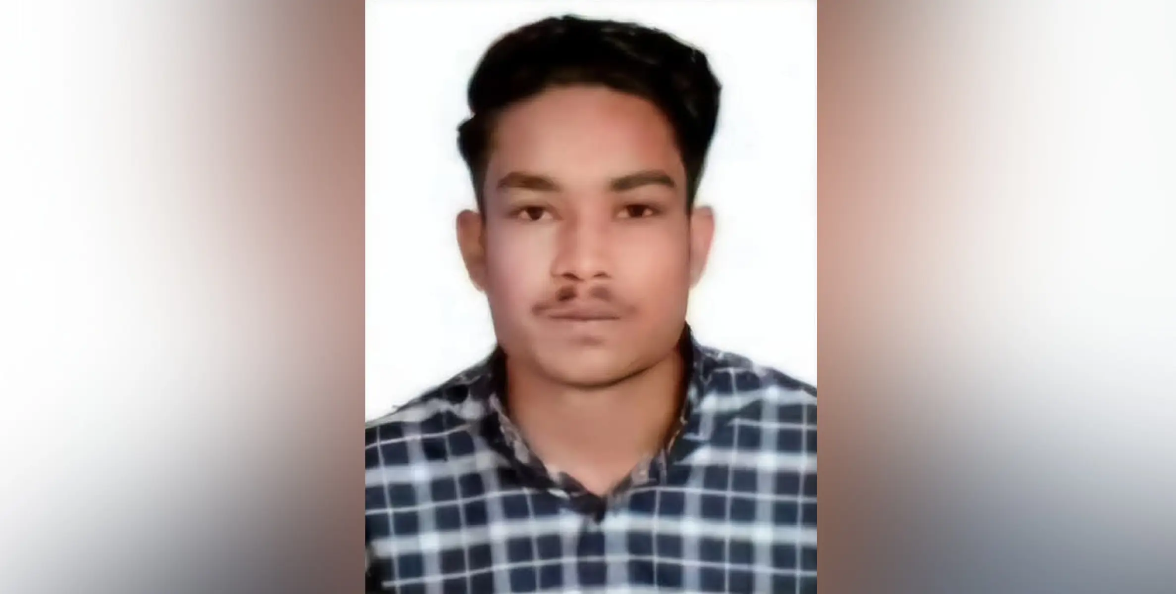 എം സി റോഡിൽ കൂത്താട്ടുകുളം രാമപുരം കവലയിൽ മിനി ഗുഡ്സ് വാനും ബൈക്കും കൂട്ടിയിടിച്ച് ഉണ്ടായ അപകടത്തിൽ യുവാവ് മരിച്ചു.