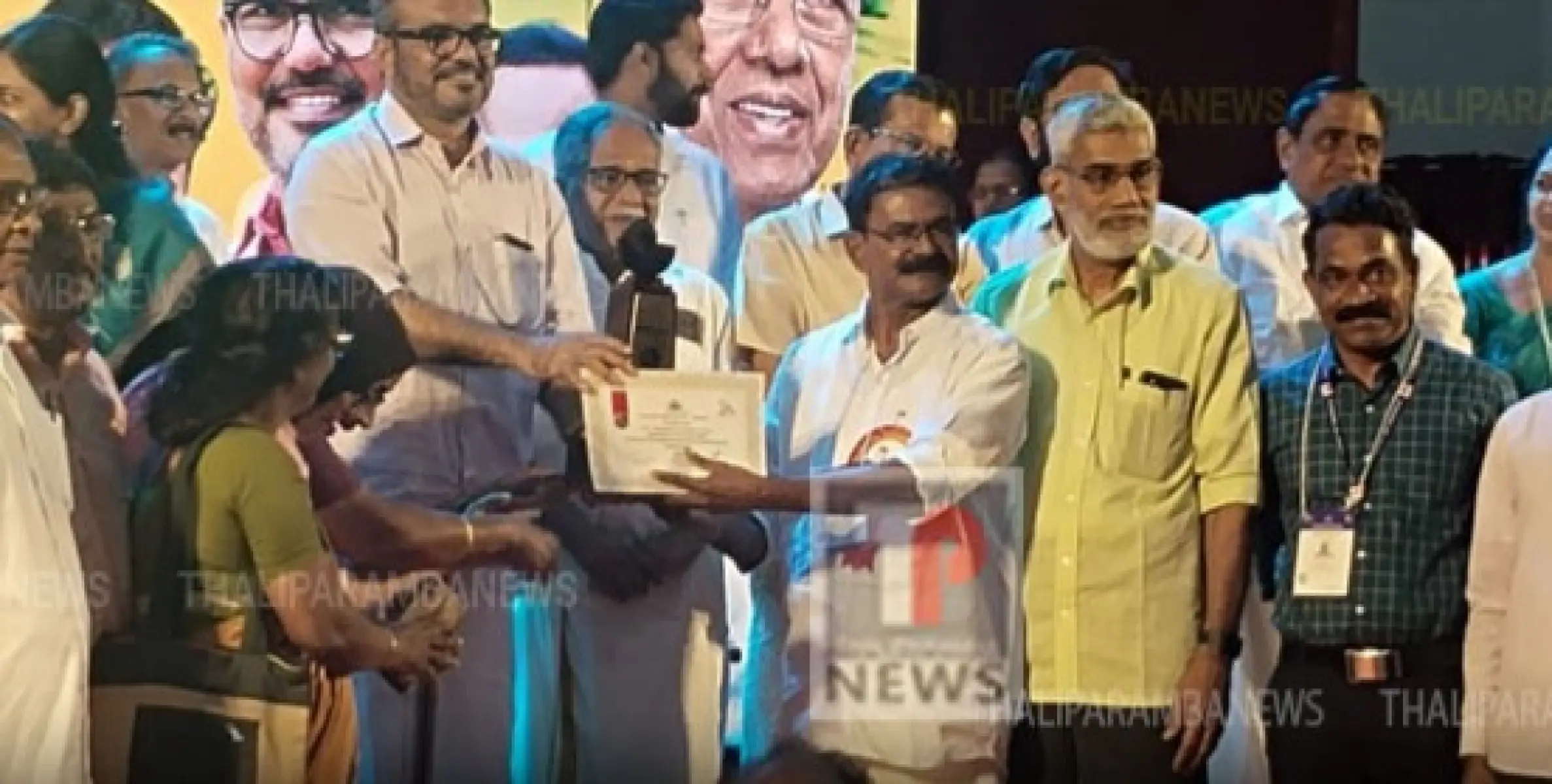 മികച്ച നഗരസഭയ്ക്കുള്ള സ്വരാജ് ട്രോഫി ആന്തൂർ നഗരസഭ ചെയർമാൻ പി മുകുന്ദൻ മന്ത്രി എം ബി രാജേഷിൽ നിന്ന് ഏറ്റുവാങ്ങി