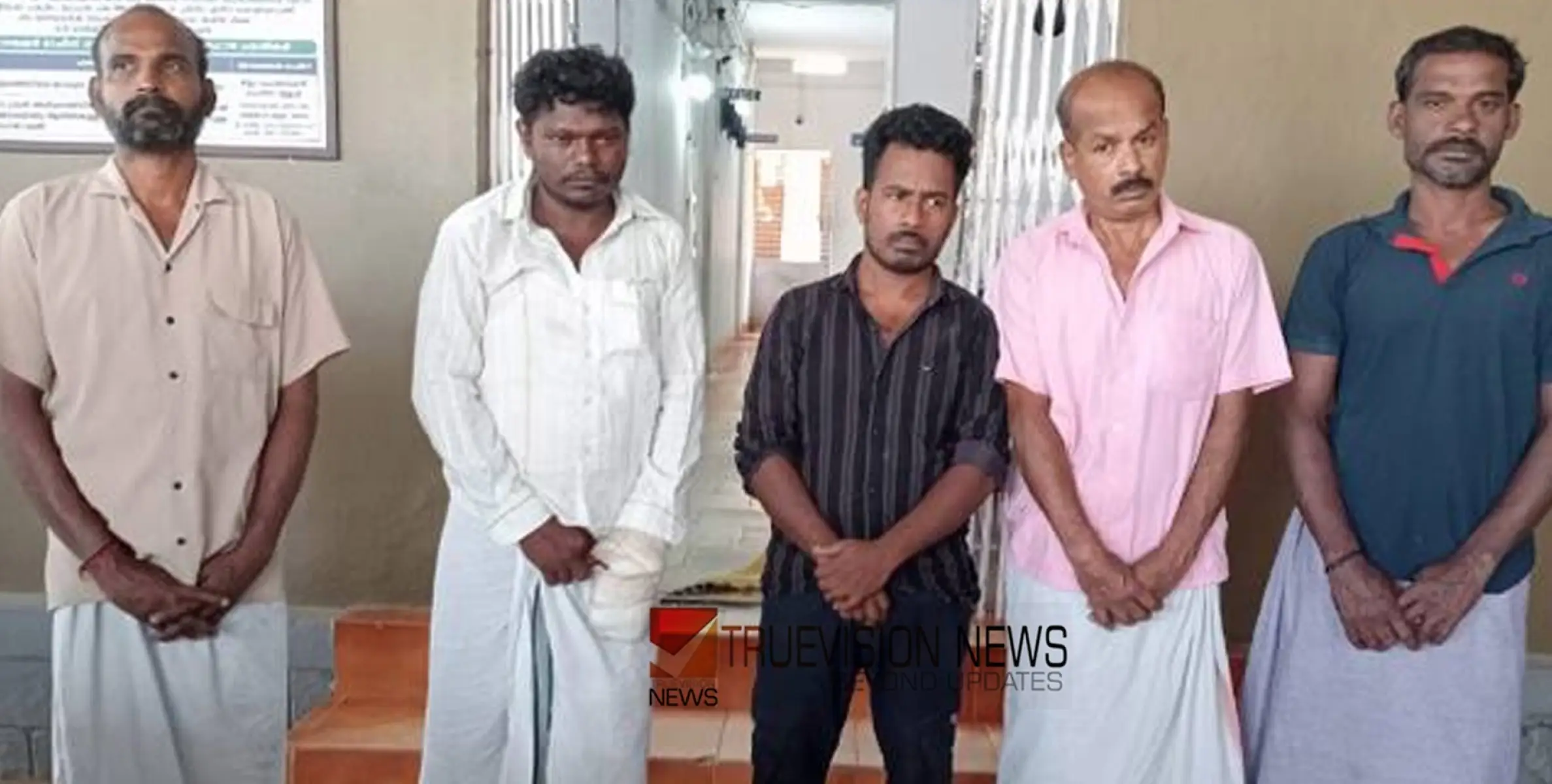 'കിലോ 400 രൂപ ', സ്ഫോടകവസ്തു വെച്ച് കാട്ടുപന്നിയെ വേട്ടയാടി വിൽക്കും; തൃശൂരിൽ അഞ്ചംഗ സംഘം പിടിയിൽ
