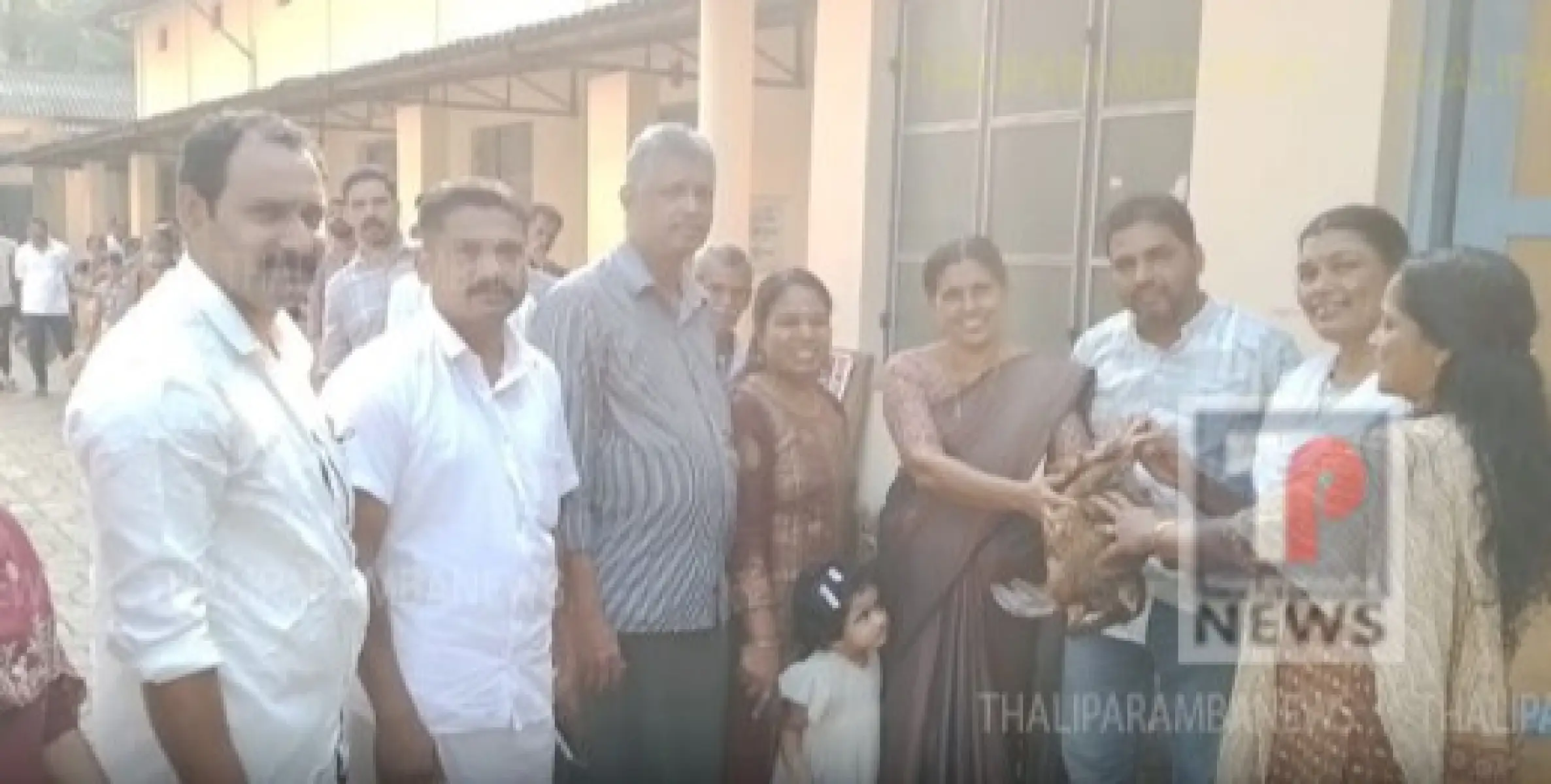 കോഴി വളർത്തൽ പദ്ധതിയിലെ ഗുണഭോക്താക്കൾക്ക്‌  കോഴിക്കുഞ്ഞുങ്ങളെ വിതരണം ചെയ്തു