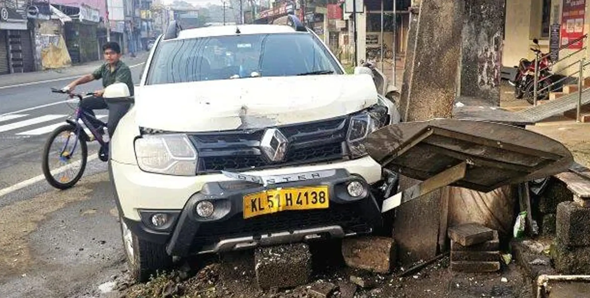 കാർ നിയന്ത്രണം വിട്ട് തട്ടുകടയിലേക്ക് ഇടിച്ചുകയറി അപകടം.