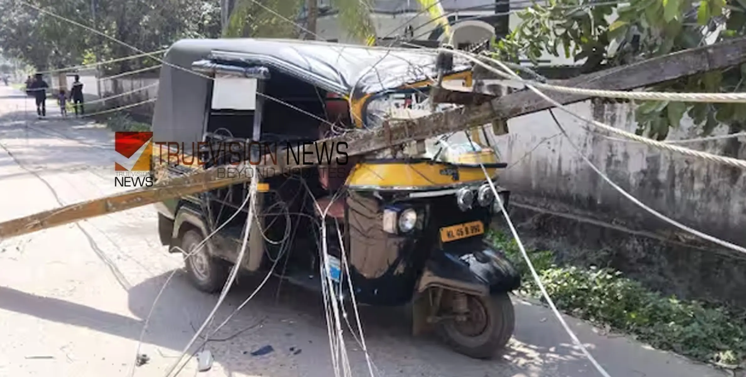  മരം വീണ് വൈദ്യുതി പോസ്റ്റുകള്‍ ഒടിഞ്ഞു; വൈദ്യുതി ലൈനുകള്‍ക്ക് അടിയില്‍പ്പെട്ട ഓട്ടോ ഡ്രൈവർക്ക് തലനാരിഴയ്ക്ക് രക്ഷ  